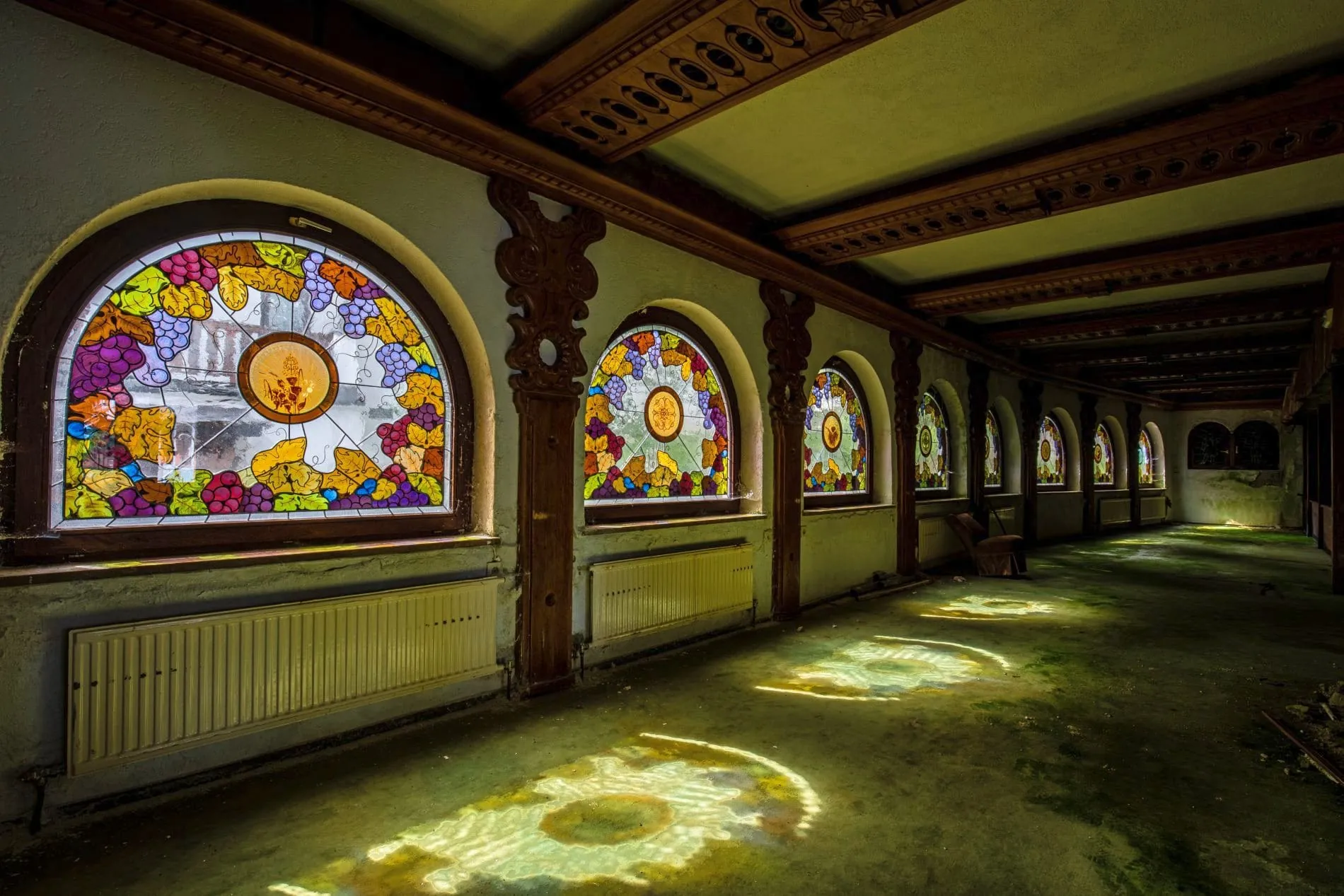 Die kunstvollen Bleiglasfenster mit Weinmotiven blieben trotz des jahrzehntelangen Leerstands erhalten.