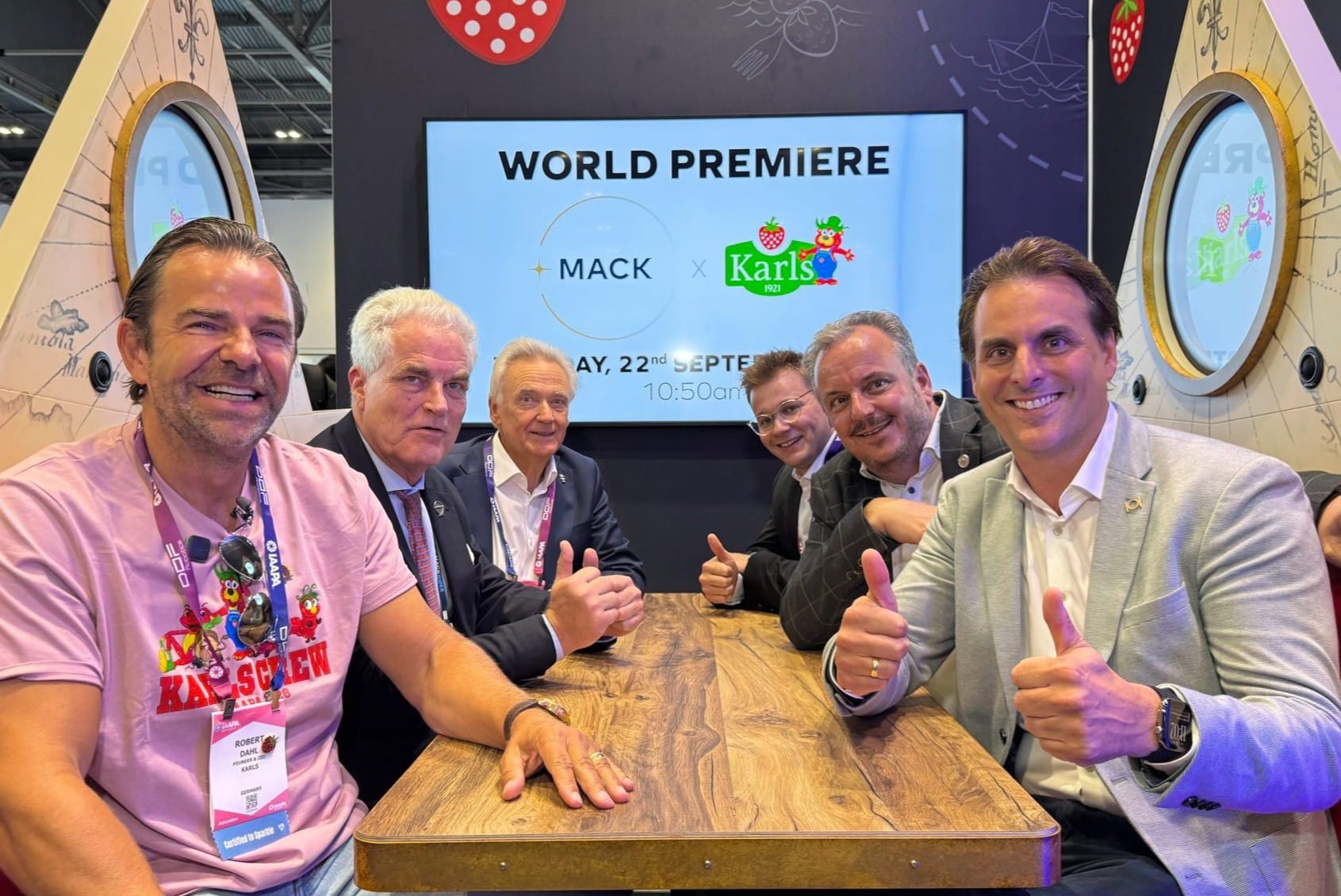 Gemeinsam am FlowDiner auf der IAAPA Expo Europe in London: (von links) Robert Dahl, Christian von Elverfeldt, Jürgen Mack, Frederik Mack, Michael Mack und Thomas Mack.