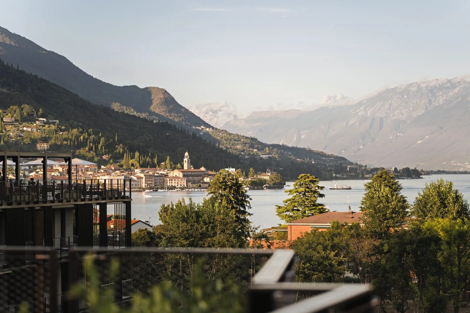 Von der Rooftop-Bar des Resorts eröffnet sich Gästen ein weiter Blick über die Bucht von Salò und die umliegenden Berghänge.