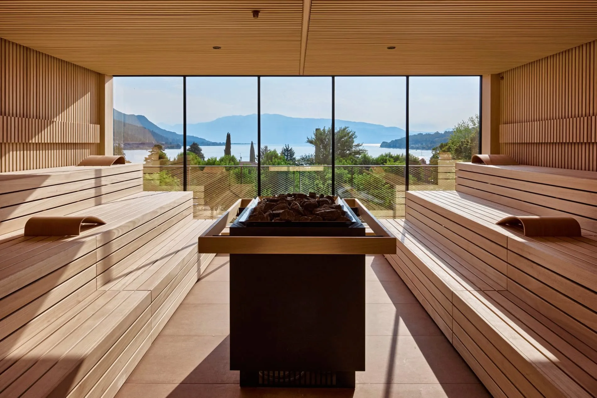 Die großzügige Panorama-Sauna im 5.500 Quadratmeter großen Acquapura Spa bietet Gästen beim Entspannen einen weiten Blick über den Gardasee.