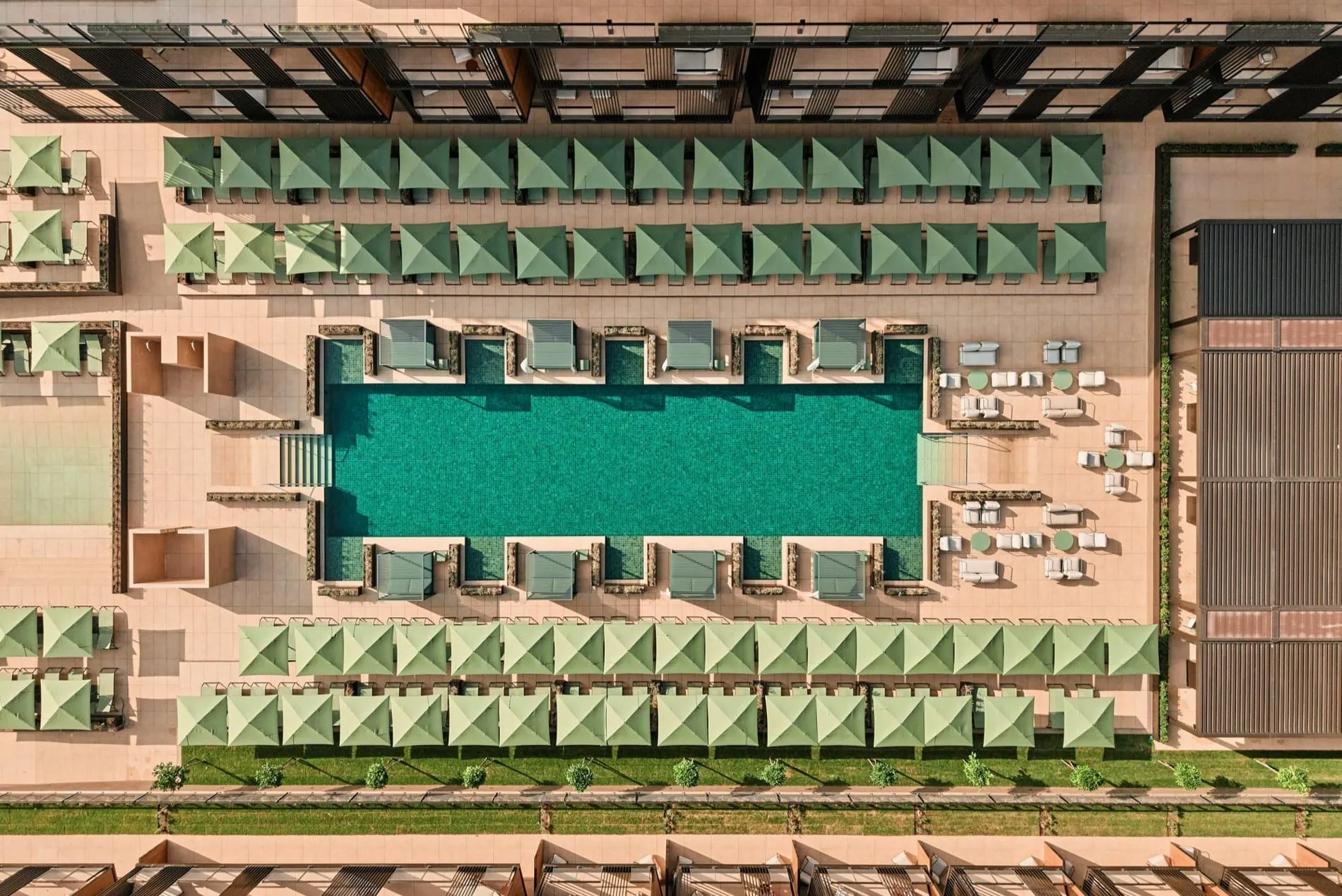Die geometrisch gestaltete Pool-Landschaft fügt sich harmonisch in die Hotellandschaft ein.
