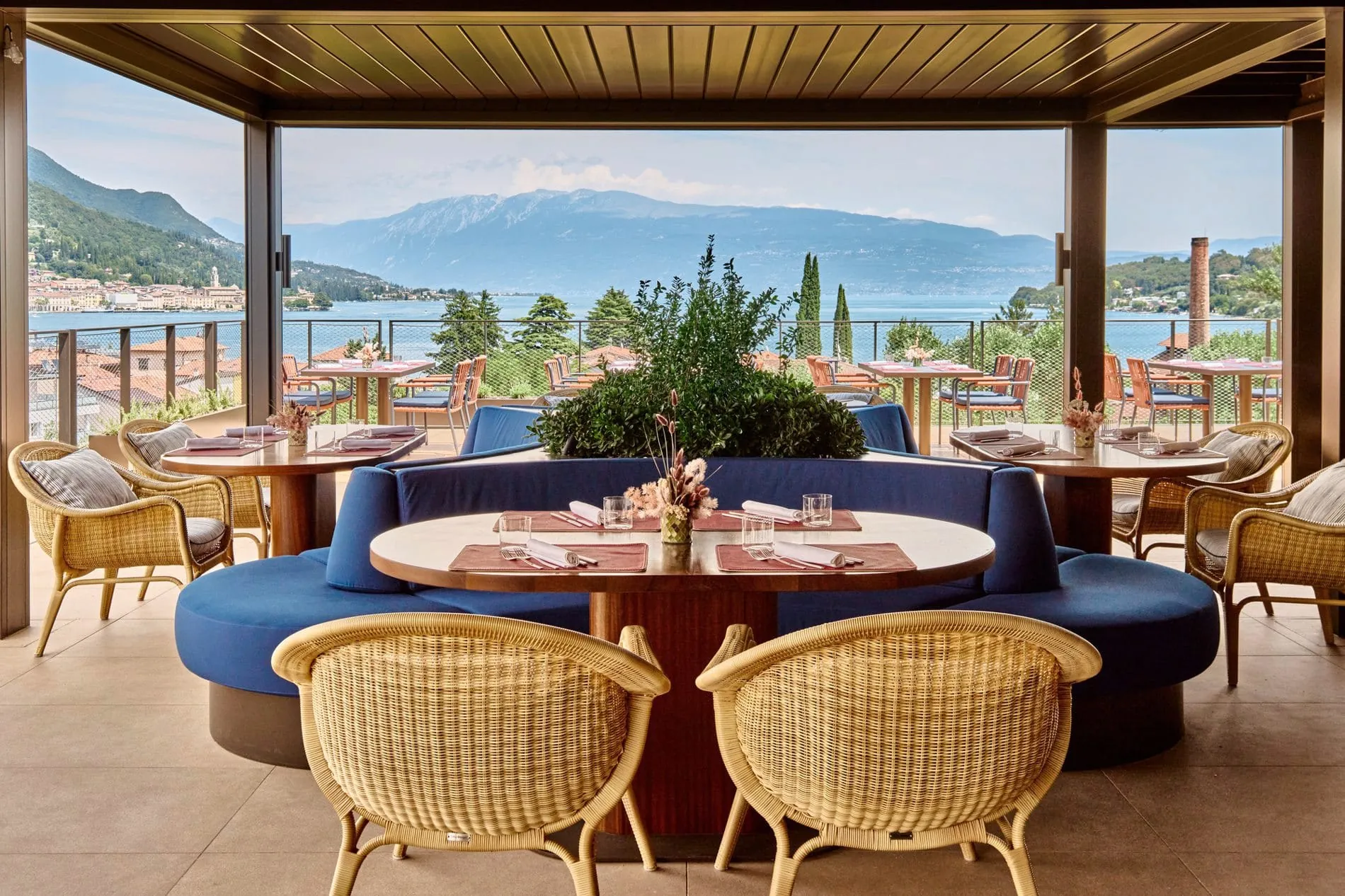 Im "Artigiani" Restaurant können Gäste norditalienische Küche mit direktem Blick auf den Gardasee genießen.