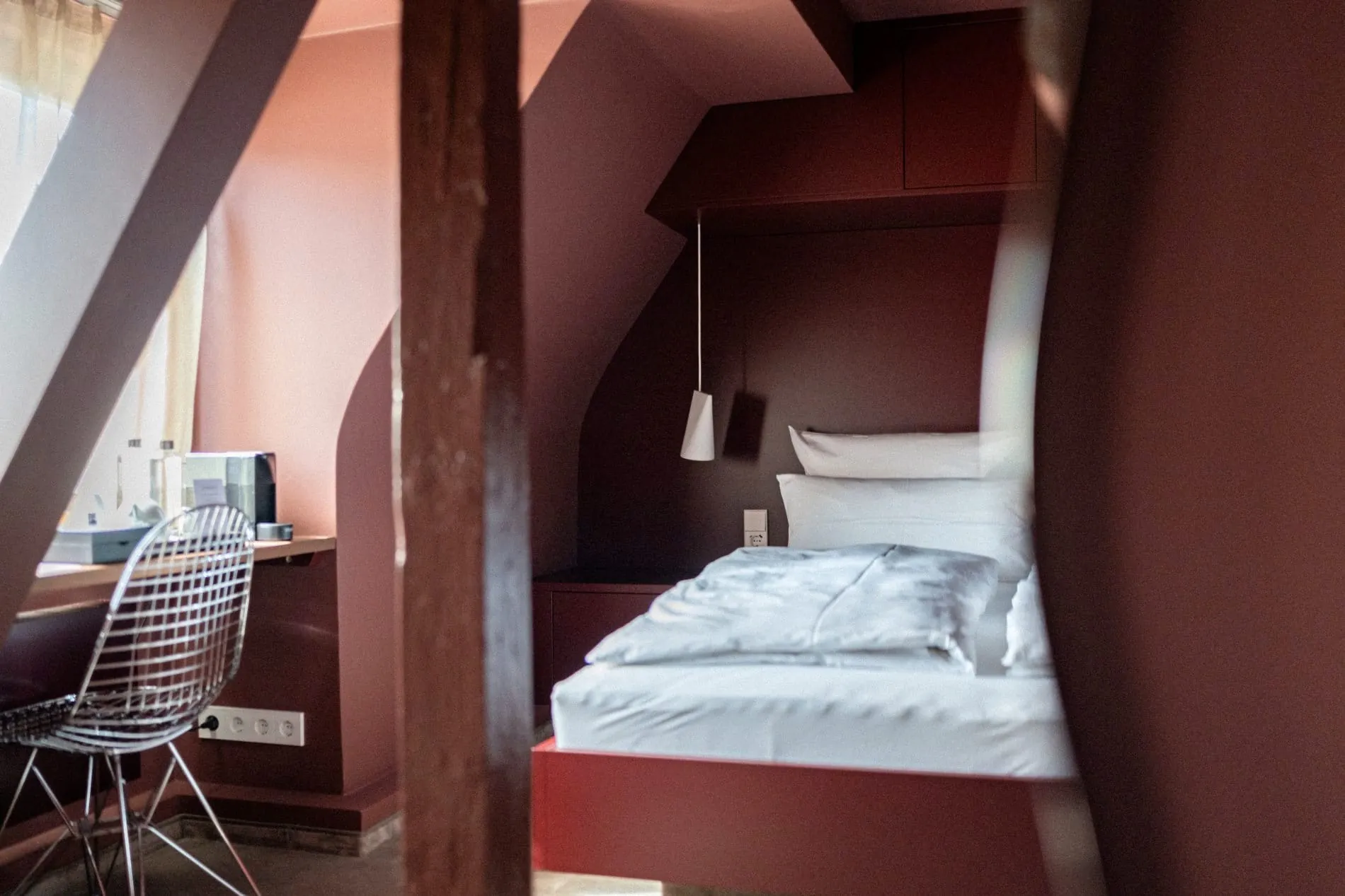 edes der 15 Zimmer im Maison Meissner ist ein Unikat. Hier sorgt der warme Farbton Dark Auburn in Kombination mit historischen Holzstützen für eine gemütliche Atmosphäre.