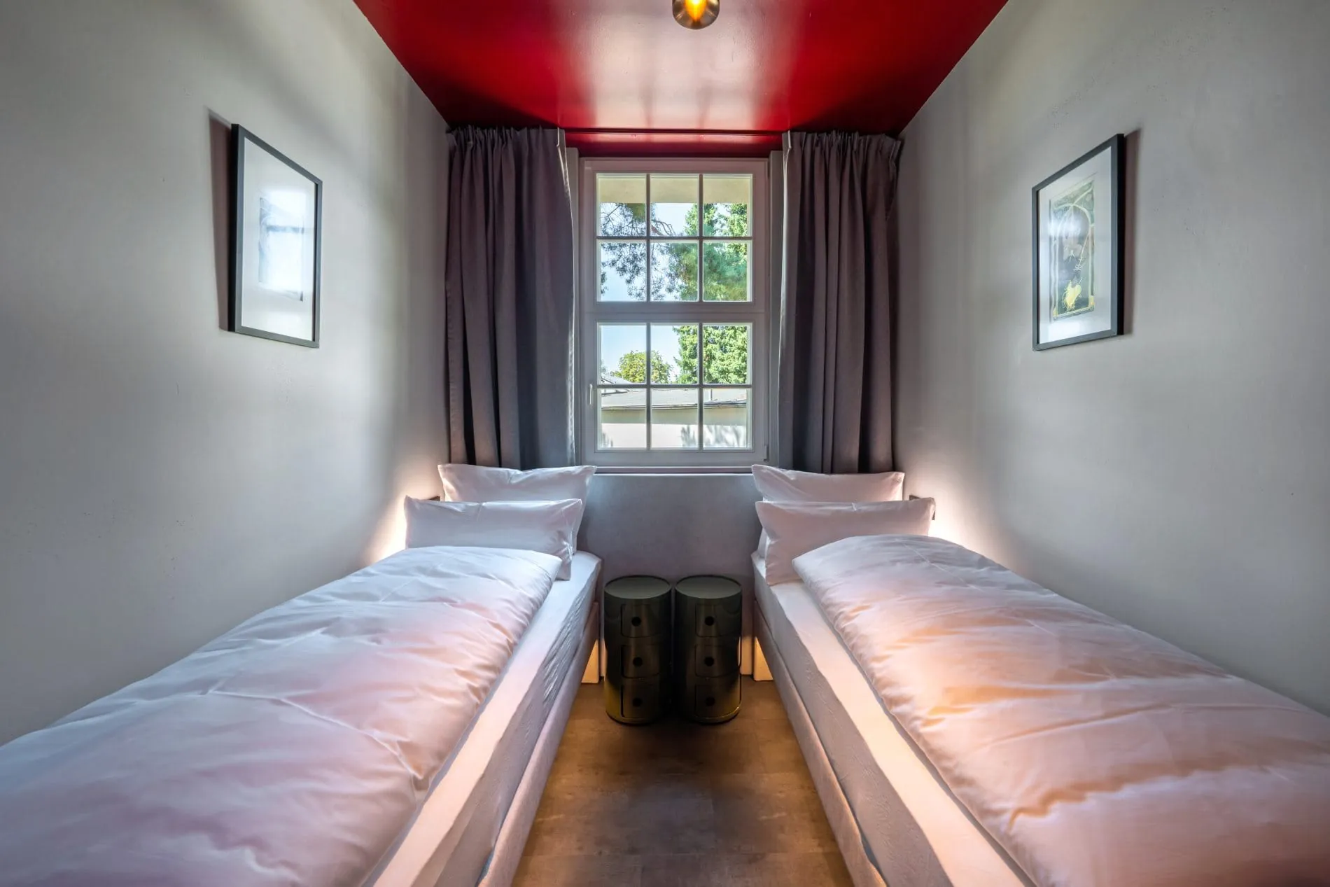 Mehrere ehemalige Zellen wurden für die neuen Hotelzimmer zusammengelegt, um modernen Komfort in historischer Struktur zu bieten.