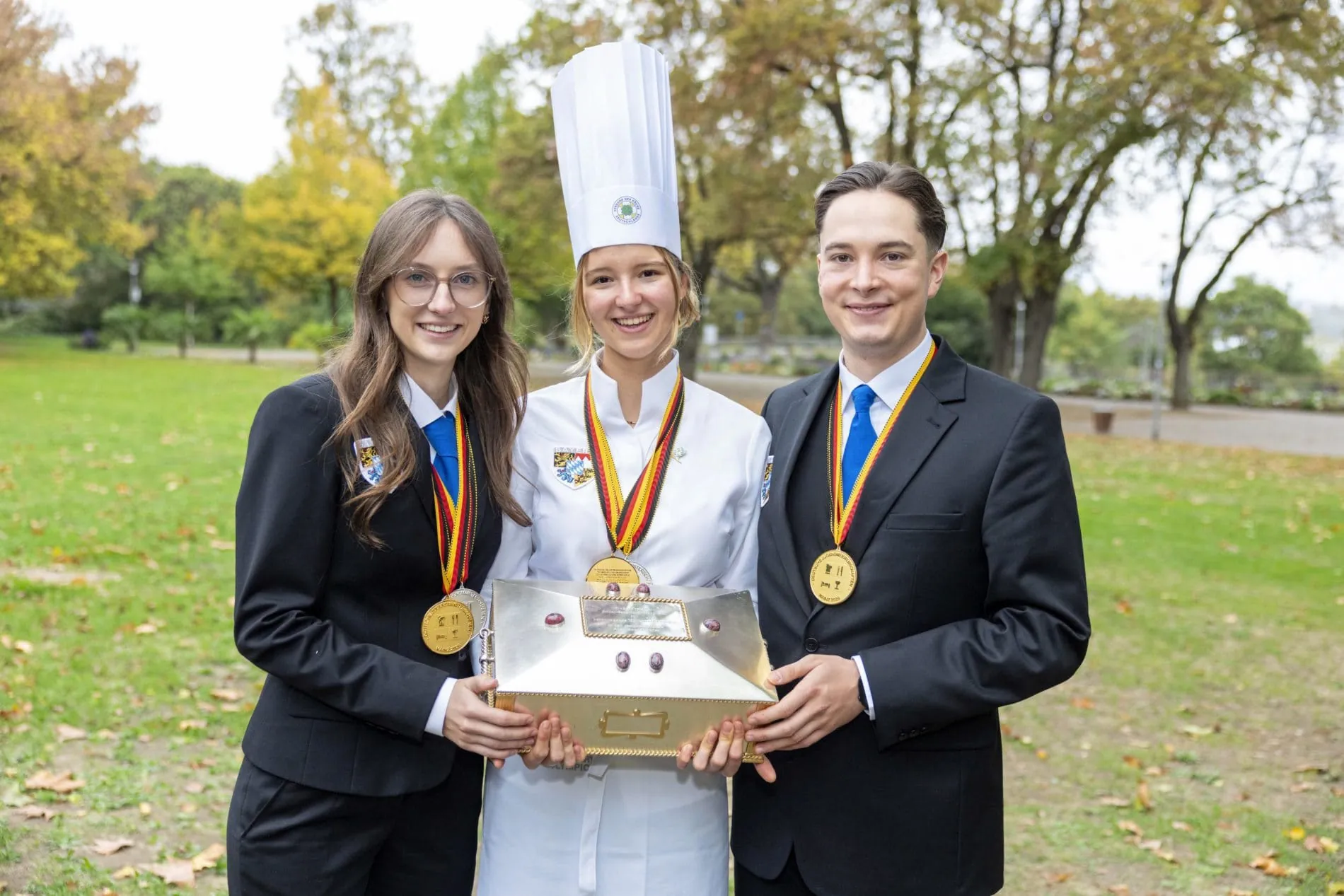 Die Goldmannschaft aus Bayern: (von links) Hotelfachfrau Monja Sayer, Hotel Bayerischer Hof in München, Köchin Annabell König, Fürstenfelder Gastronomie & Hotel in Fürstenfeldbruck und Restaurantfachman Luca Paolo Scimia, Landhotel Weißes Roß in Illschwang.