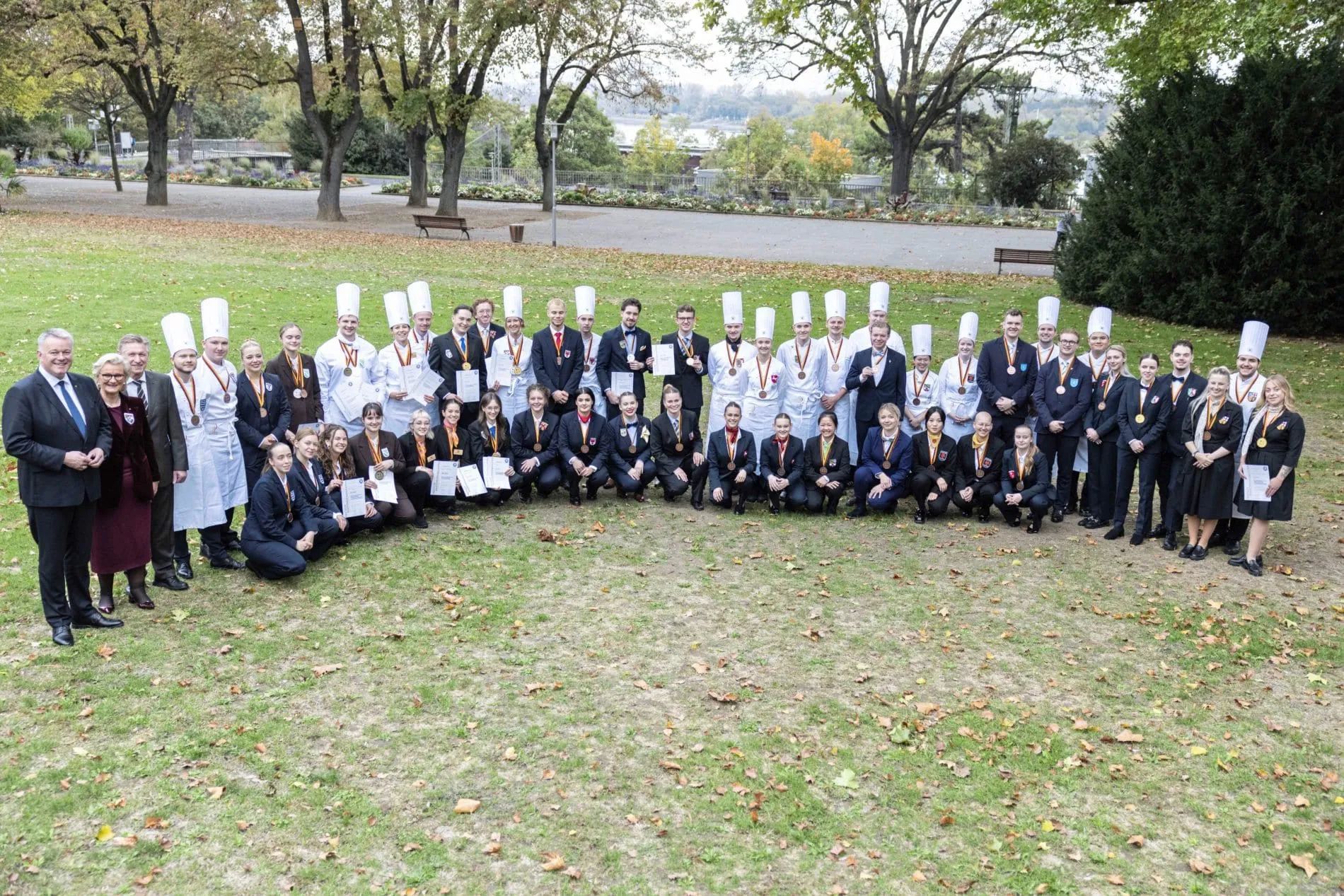 Vielversprechender Nachwuchs: Die 51 Teilnehmenden der 44. Deutschen Jugendmeisterschaften in den gastgewerblichen Ausbildungsberufen in Mainz.