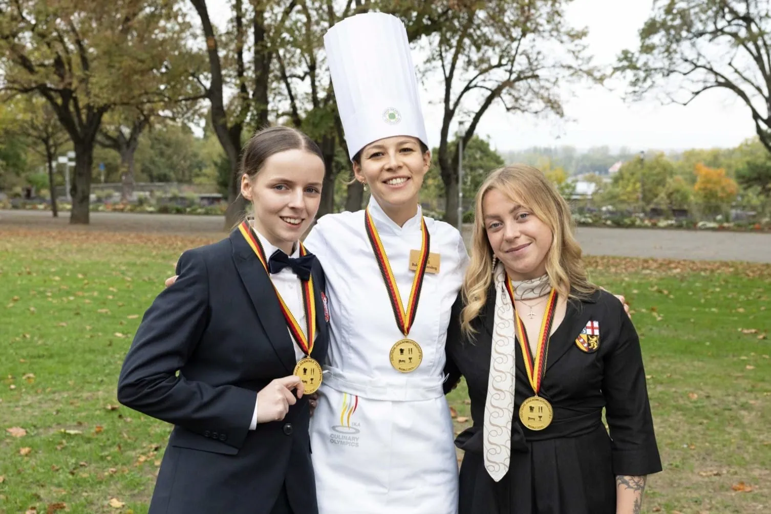 Die Deutschen Jugendmeisterinnen 2026: (von links) Hotelfachfrau Pia-Emily Kittel vom Hotel Waldkrug, Köchin Katharina Möhrle vom Wellnesshotel Tanne Tonbach, und Luca Kleinbauer, Fachfrau für Restaurants und Veranstaltungsgastronomie, vom La Maison Hotel.