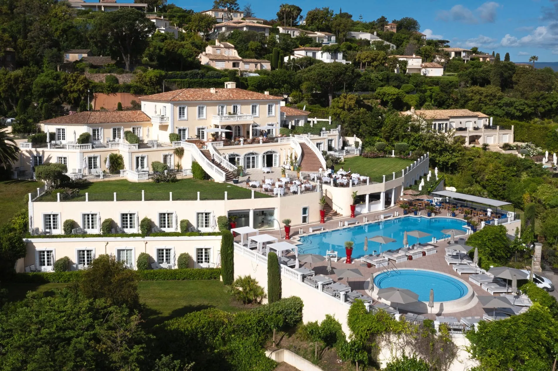 Auf dem Hügel von Gassin, umgeben von Pinienwald: Die Villa Belrose ist das einzige Hotel in diesem privaten Villenviertel mit Blick auf Saint-Tropez.