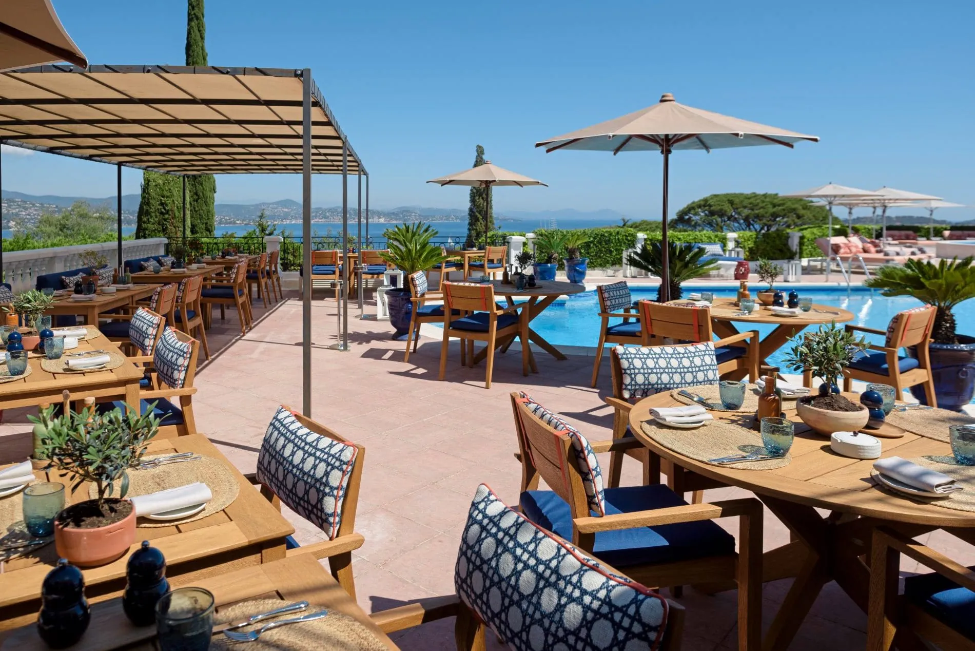 Südfranzösisches Flair in Blautönen: Das Pool-Restaurant „La Méditerranée“ mit Blick auf Pool und Meer.