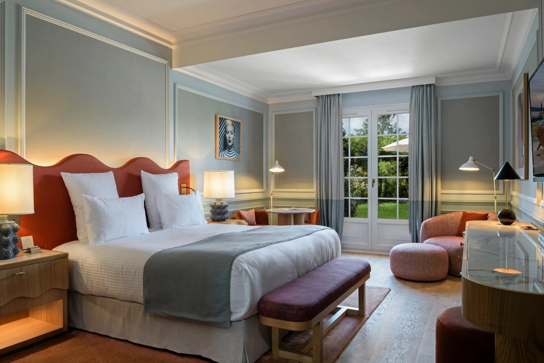 Eines von nur 39 Zimmern und Suiten: Das Superior-Doppelzimmer mit Blick in den Garten.