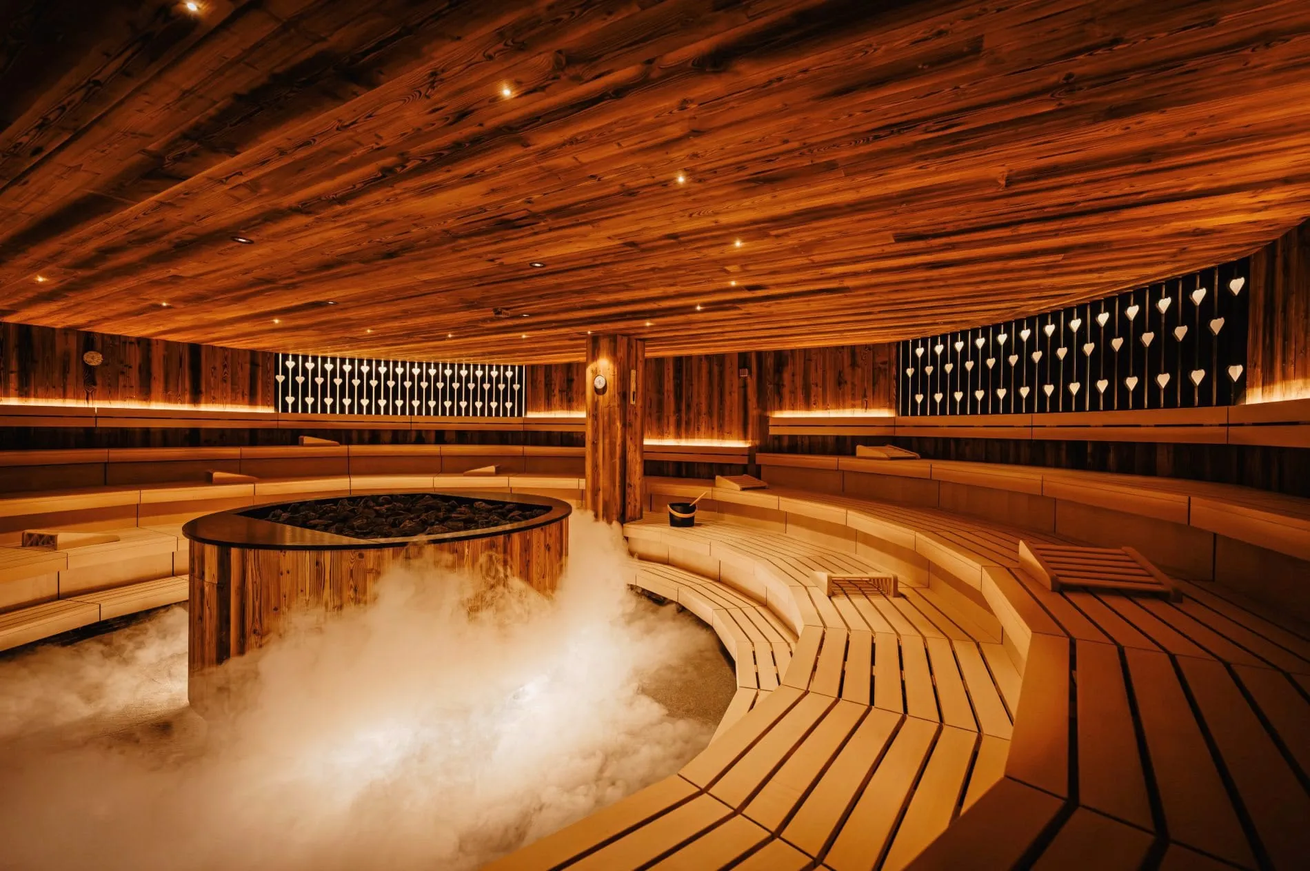 Die Herzchen in der neuen Rundai-Sauna erinnern an die Rückenlehnen früherer Wirtshausstühle.