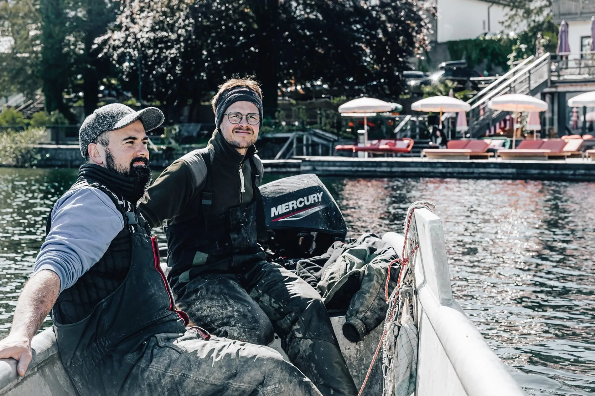 Küchenchef Lukas Nagl (links) und Berufsfischer Benjamin Mayr holen gemeinsam die Netze aus dem Traunsee.