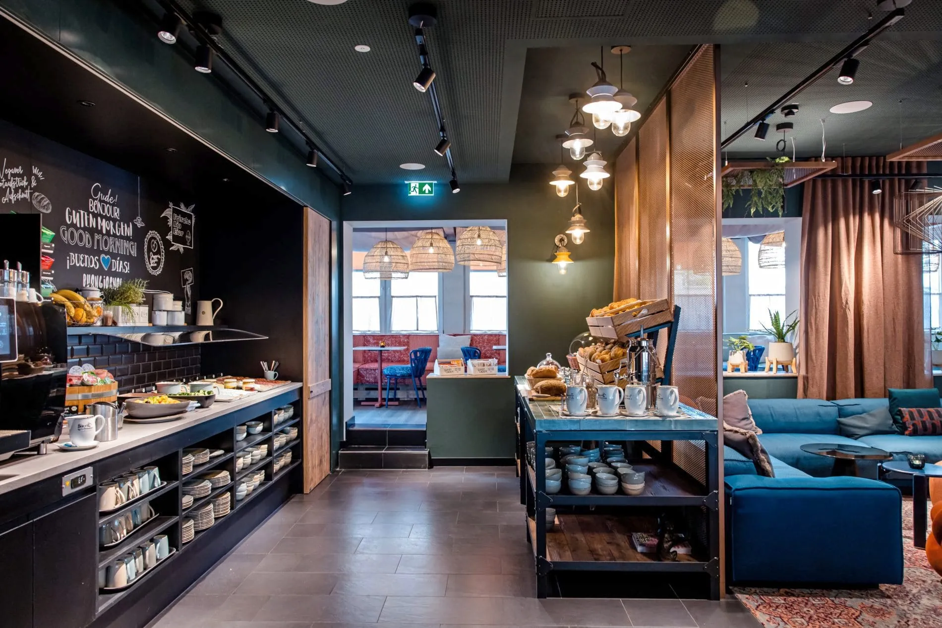 Das Frühstücksbuffet schließt an Lounge und Wintergarten an.