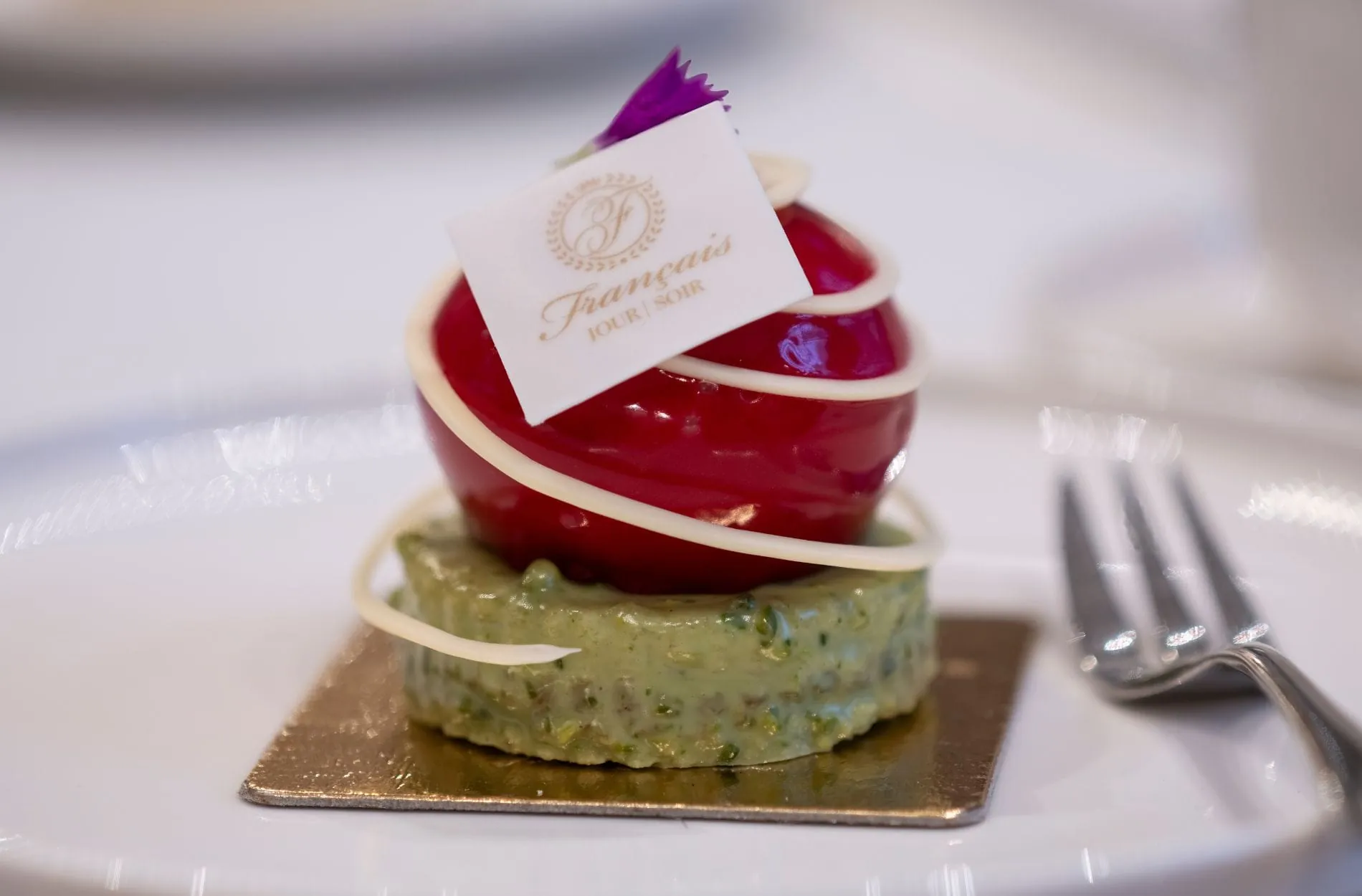 Himbeer-Pistazien-Dôme aus dem Patisserie-Angebot des Français Jour · Soir.