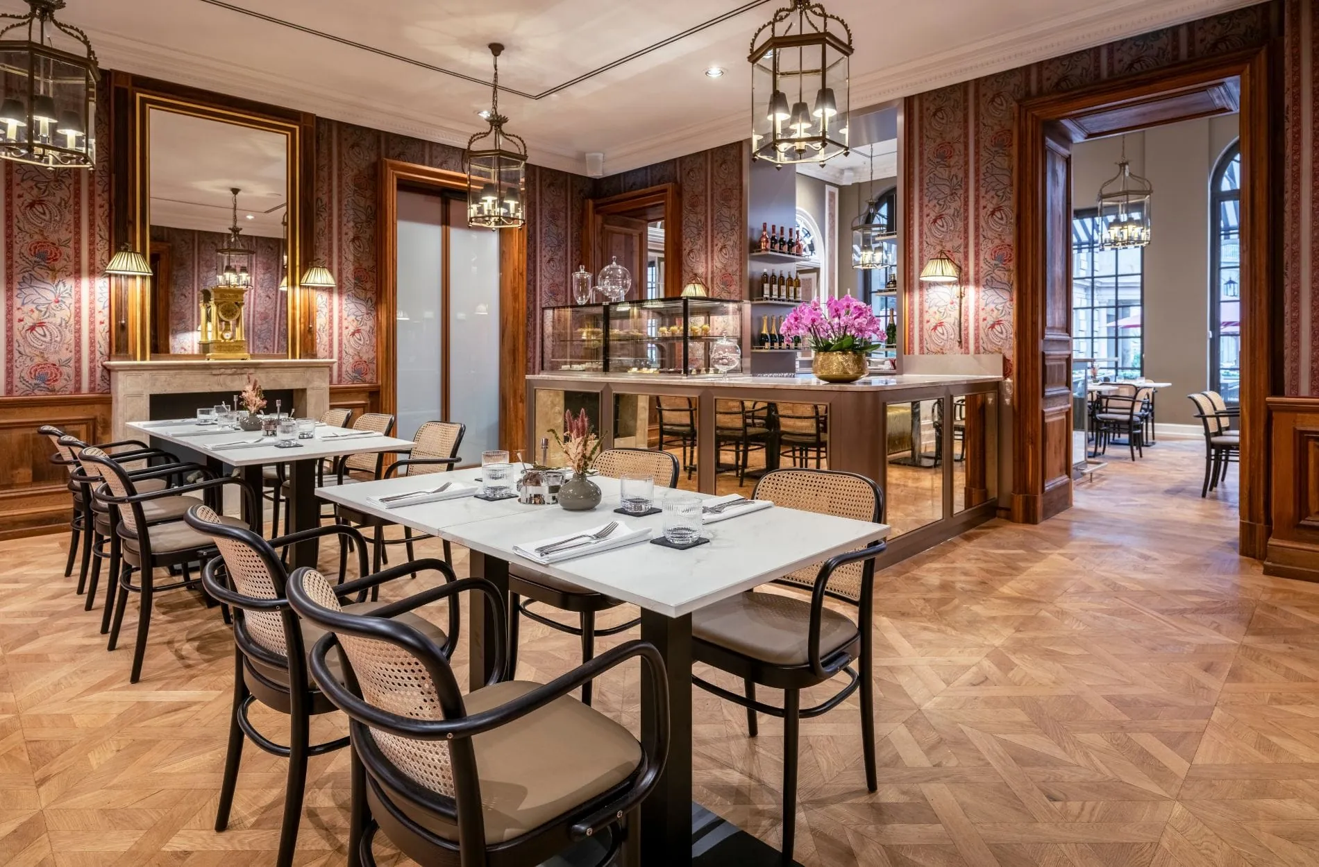 Das Kaminzimmer ist Teil des neu gestalteten Français Jour · Soir im Frankfurter Hof.
