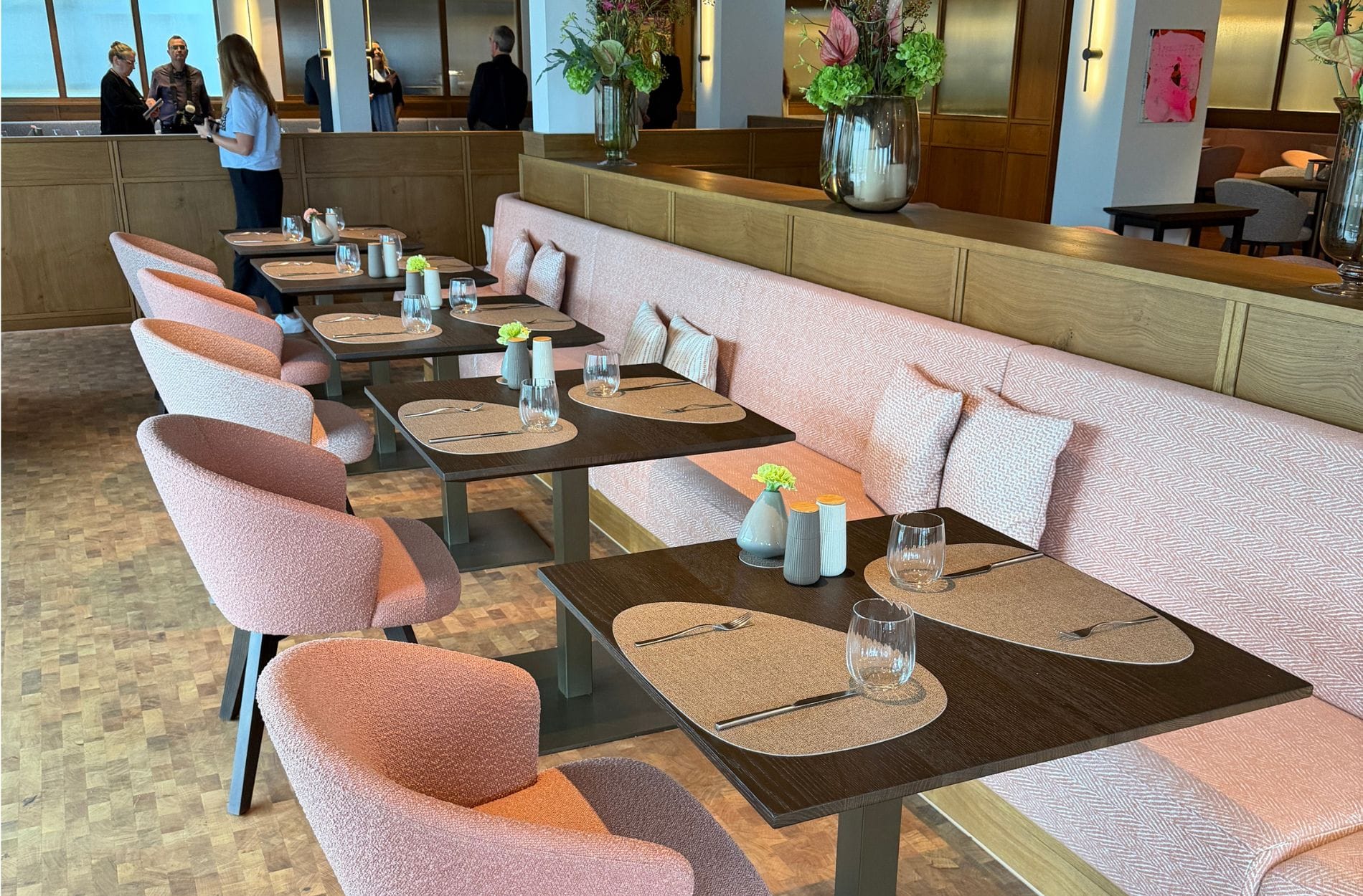 Im Silberberg verbringen viele Hotelgäste täglich Zeit – vom Frühstück bis zum Abendessen. Entsprechend wichtig war der Familie neben der Gestaltung auch eine angenehme Atmosphäre für längere Aufenthalte.