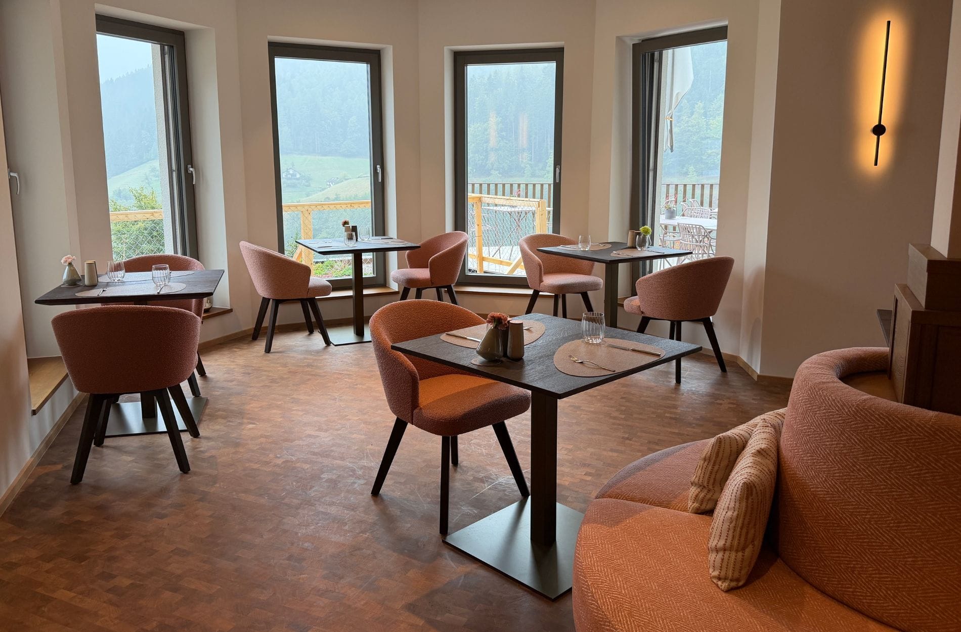 Die Sitzgruppen gehören zum modernisierten Teil des Hausgastrestaurants. Nach vollständigem Abschluss sind im Silberberg rund 220 Plätze vorgesehen.