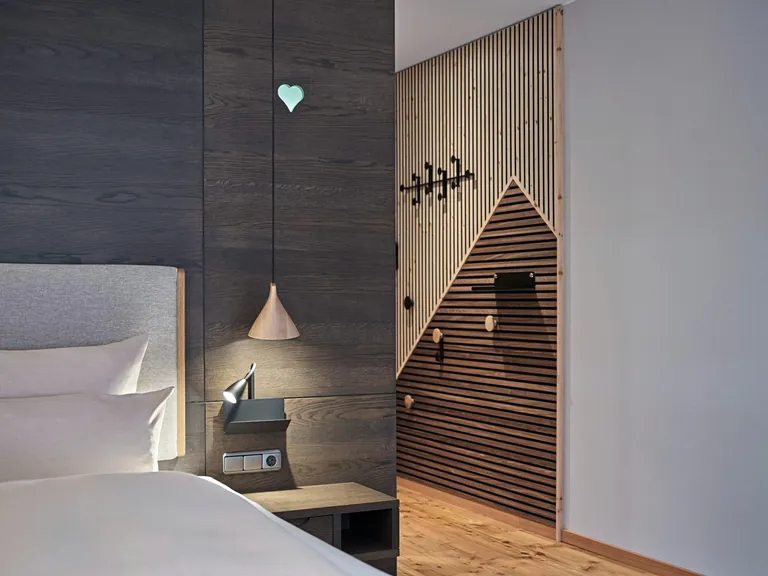 Reduziertes Design: Innenarchitektin Sarah Stapelfeldt setzte auf verschiedene Holzarten sowie Beige- und Grau-Töne.