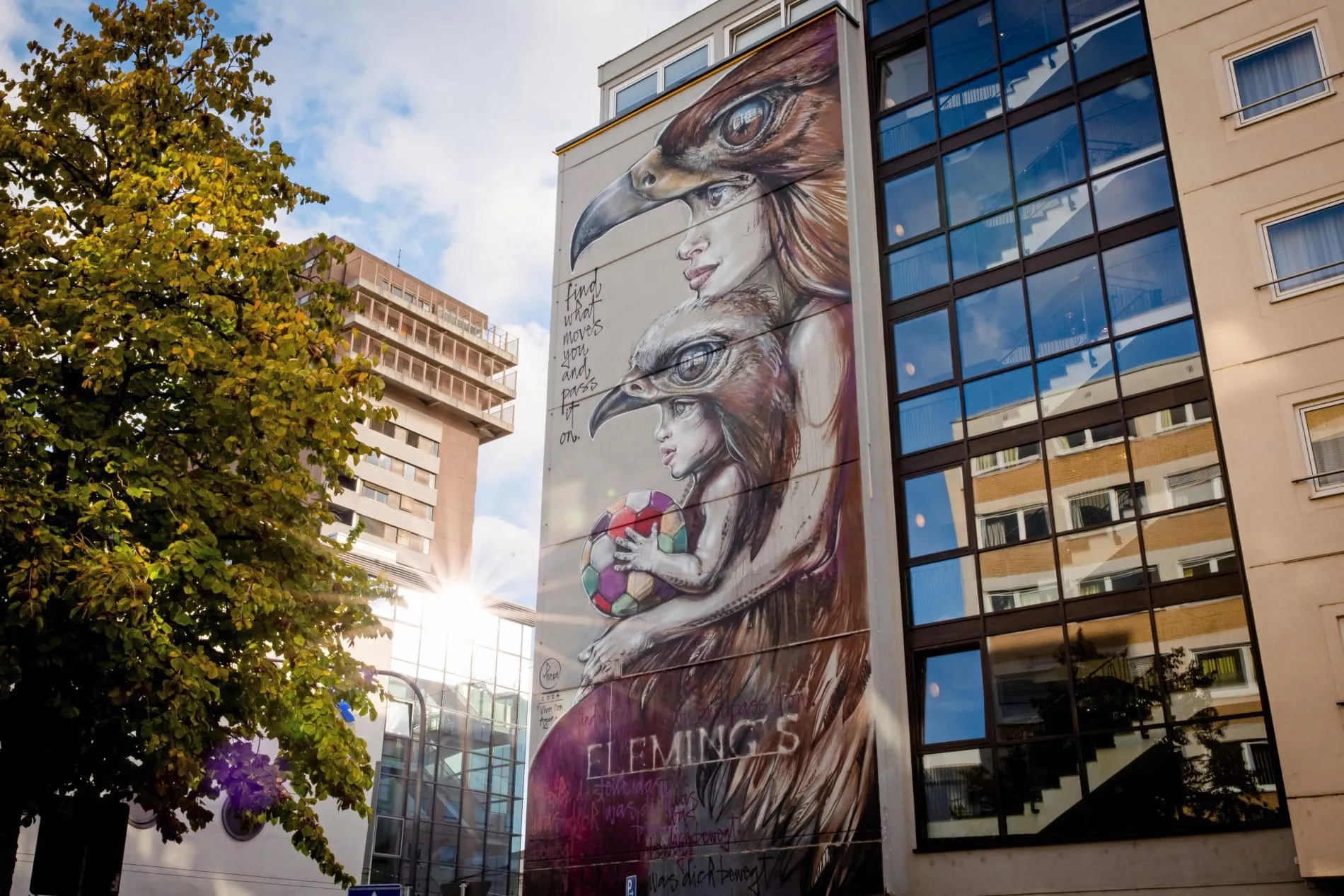 Ein großformatiges Fassadenmural der Frankfurter Künstlerin Hera prägt das Gebäude seit 2024.