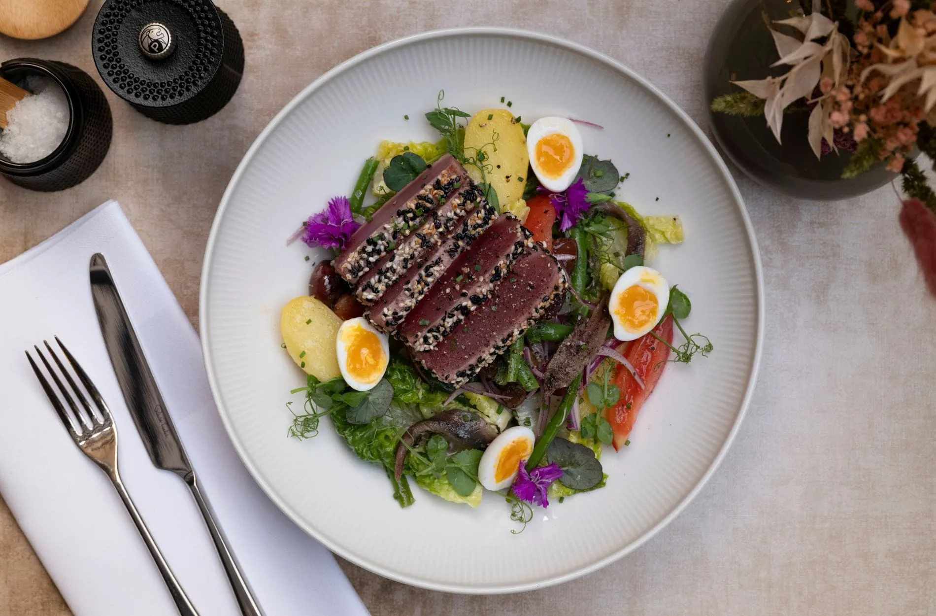 Die Salade Niçoise steht als französischer Bistroklassiker auf der Karte des Français Jour · Soir.
