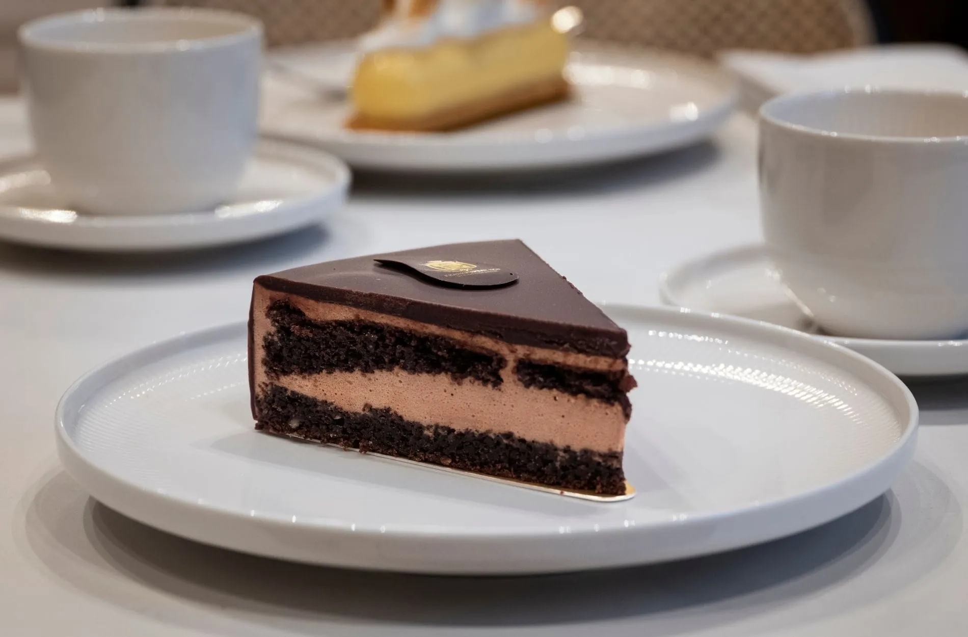 Die Signature-Torte des Frankfurter Hofs gehört zum Patisserie-Angebot im Français Jour · Soir.