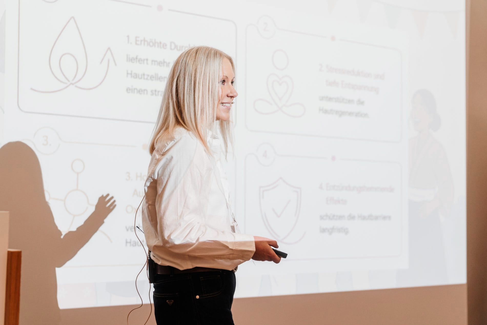 Mit ihrer Keynote „Die Haut, Spiegel der Seele“ beleuchtete die Kosmetikwissenschaftlerin Meike Streker die Zusammenhänge zwischen Haut, Gehirn und Nervensystem sowie die Bedeutung von Berührung und Achtsamkeit.