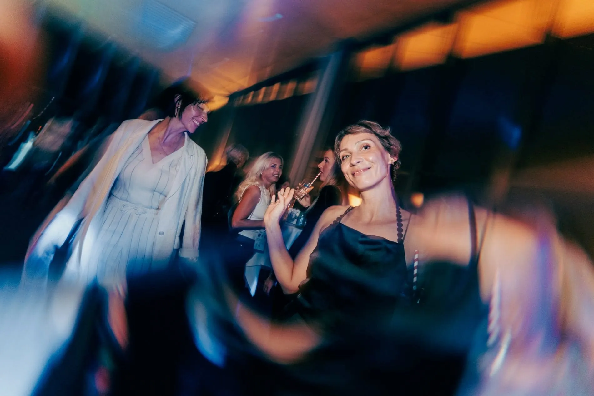 Nach dem fachlichen Programm wurde im Panorama Spa des Tauern Spa gefeiert. DJ Audiopharmacy begleitete den Abend mit Disco, Elektro, Pop und melodischem Techno.
