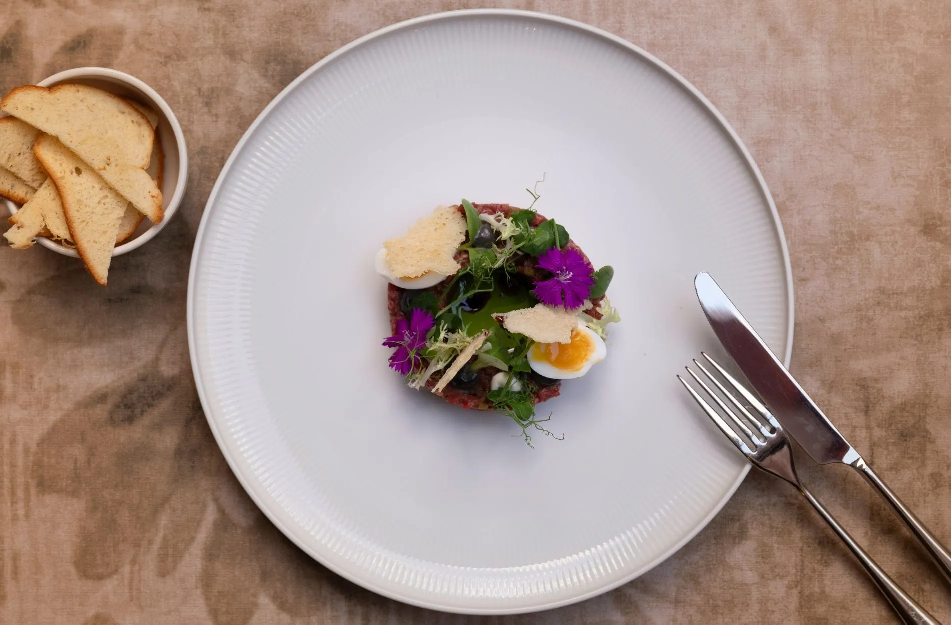Auch Tartare de Bœuf gehört zum Tagesangebot im Français Jour · Soir.