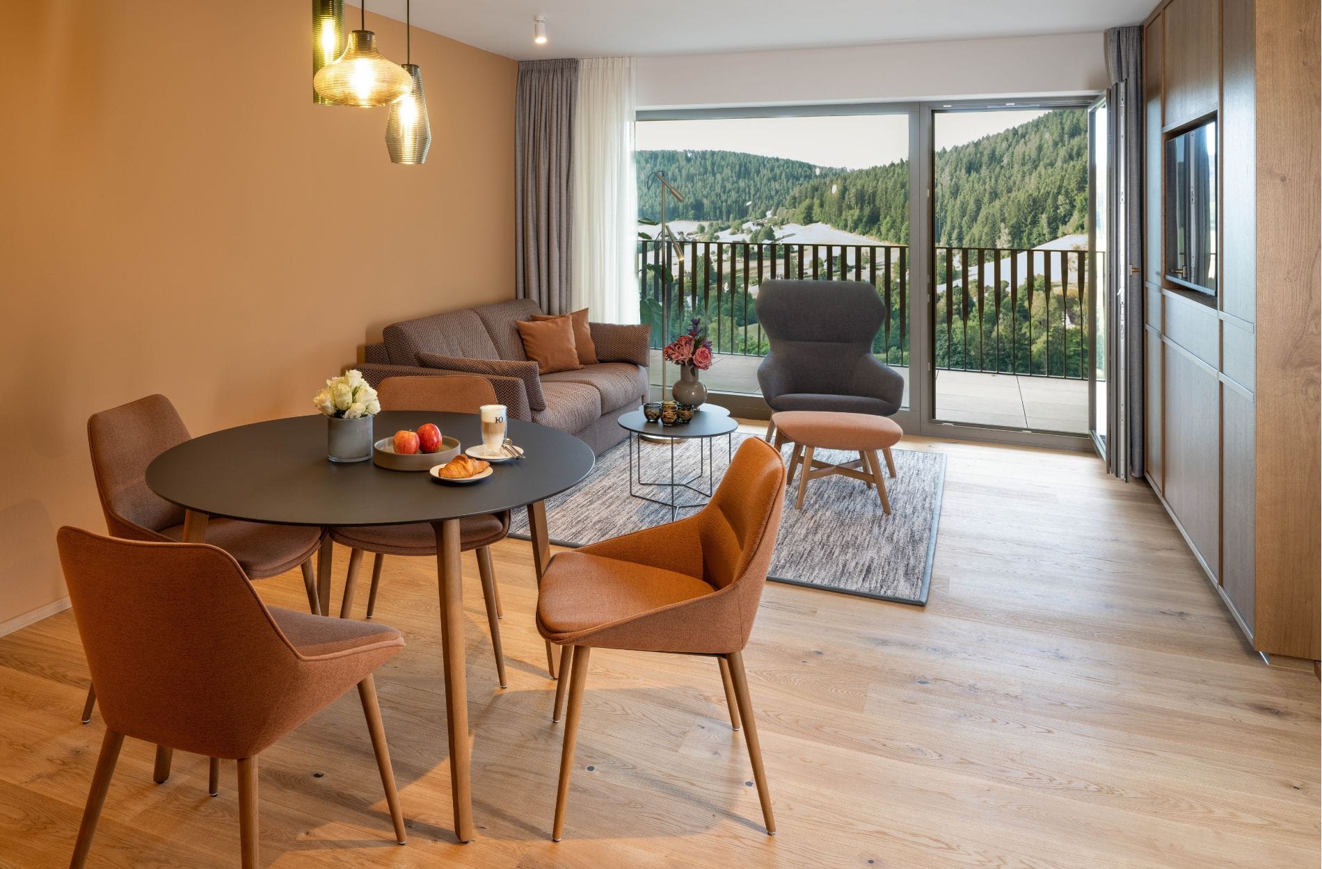 Aus 28 Zimmern im Rinkenkopf-Trakt wurden 18 größere Zimmer und Suiten. Separate Plätze zum Sitzen und Essen gehören zum neuen Raumangebot.