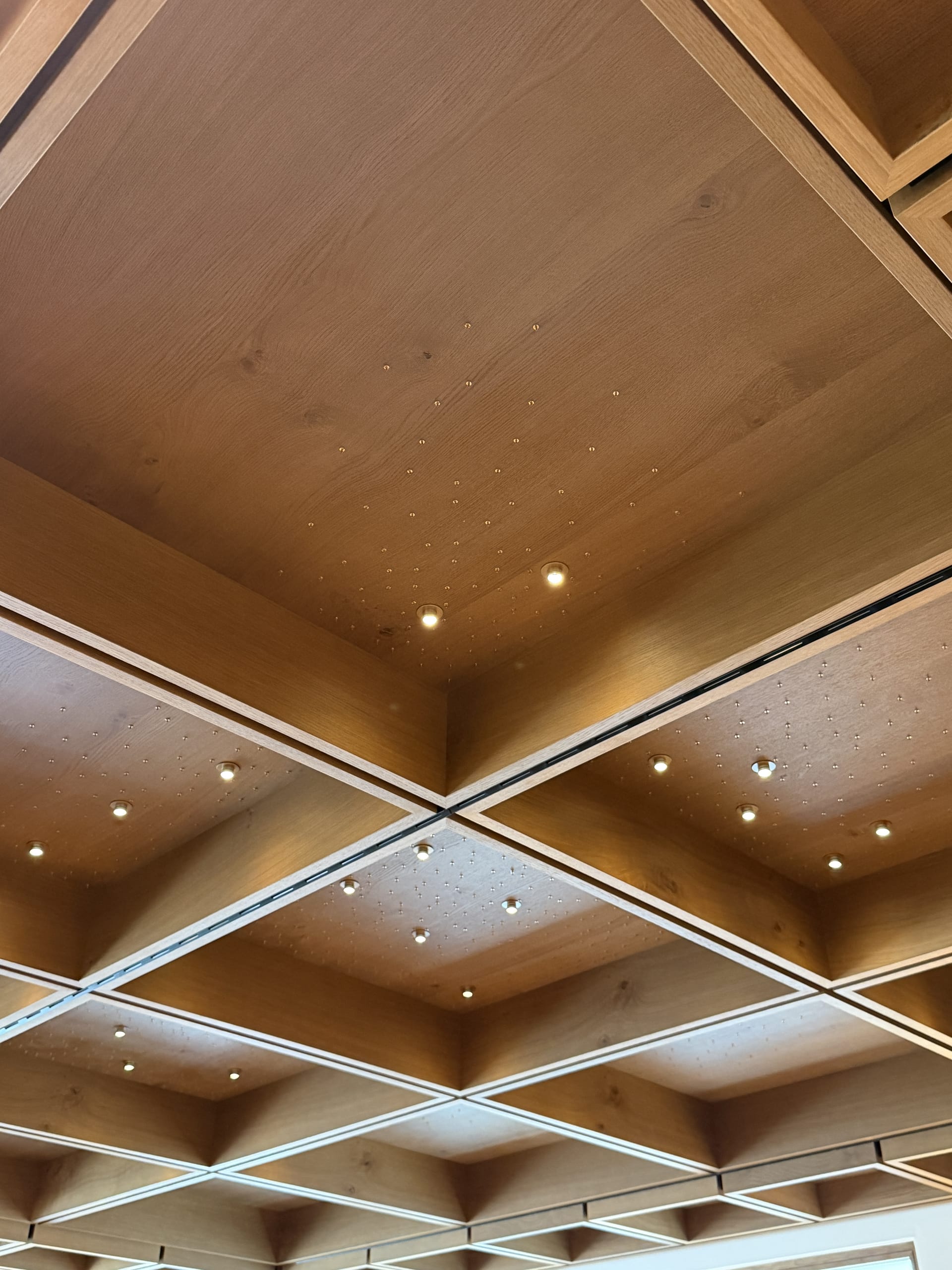 Die Holzkassettendecke blieb im Silberberg erhalten. An den vorbereiteten Ösen sollen die geborgenen Glastropfen als neue, gebündelte Lichtobjekte zurückkehren.