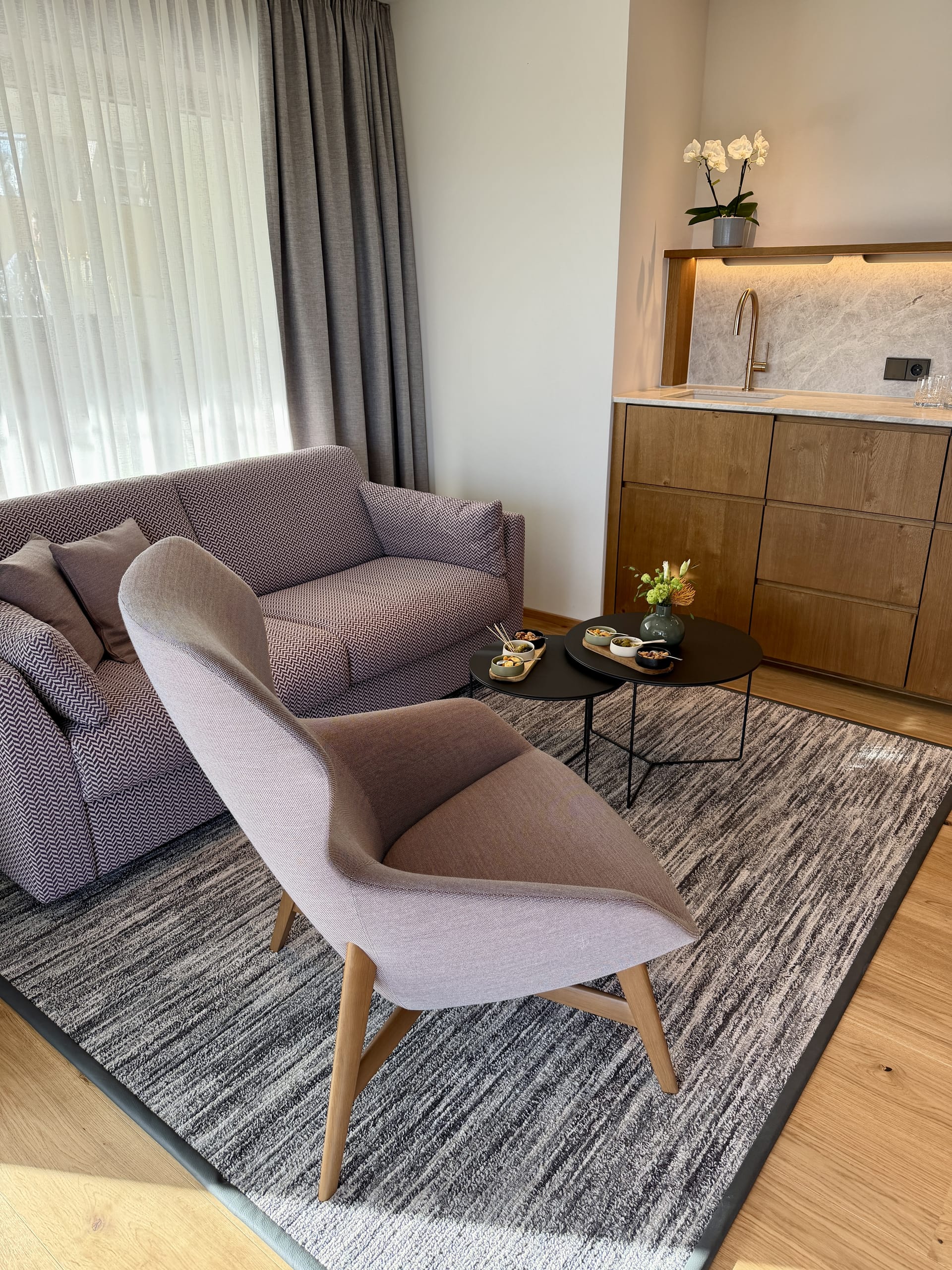 Wohnlicher Komfort: Die Kombination aus Sitzbereich und Küchenzeile richtet sich auch an Familien, die mehr Zeit gemeinsam im Zimmer verbringen möchten.