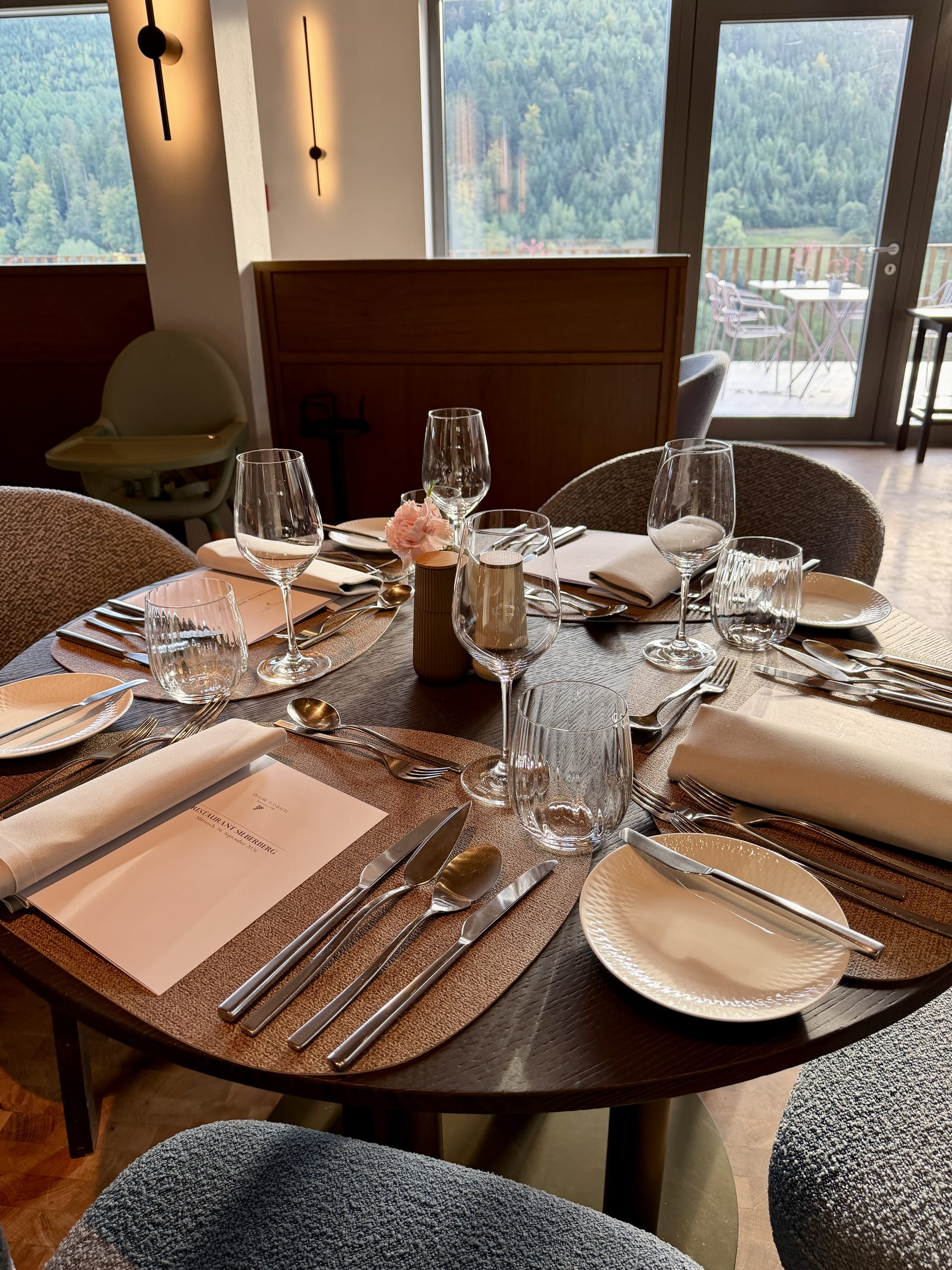 Das Silberberg ist für viele Hausgäste täglich Treffpunkt. Gerade deshalb blieb während des Umbaus ein Teil des Restaurants für Frühstück und Dinner geöffnet.