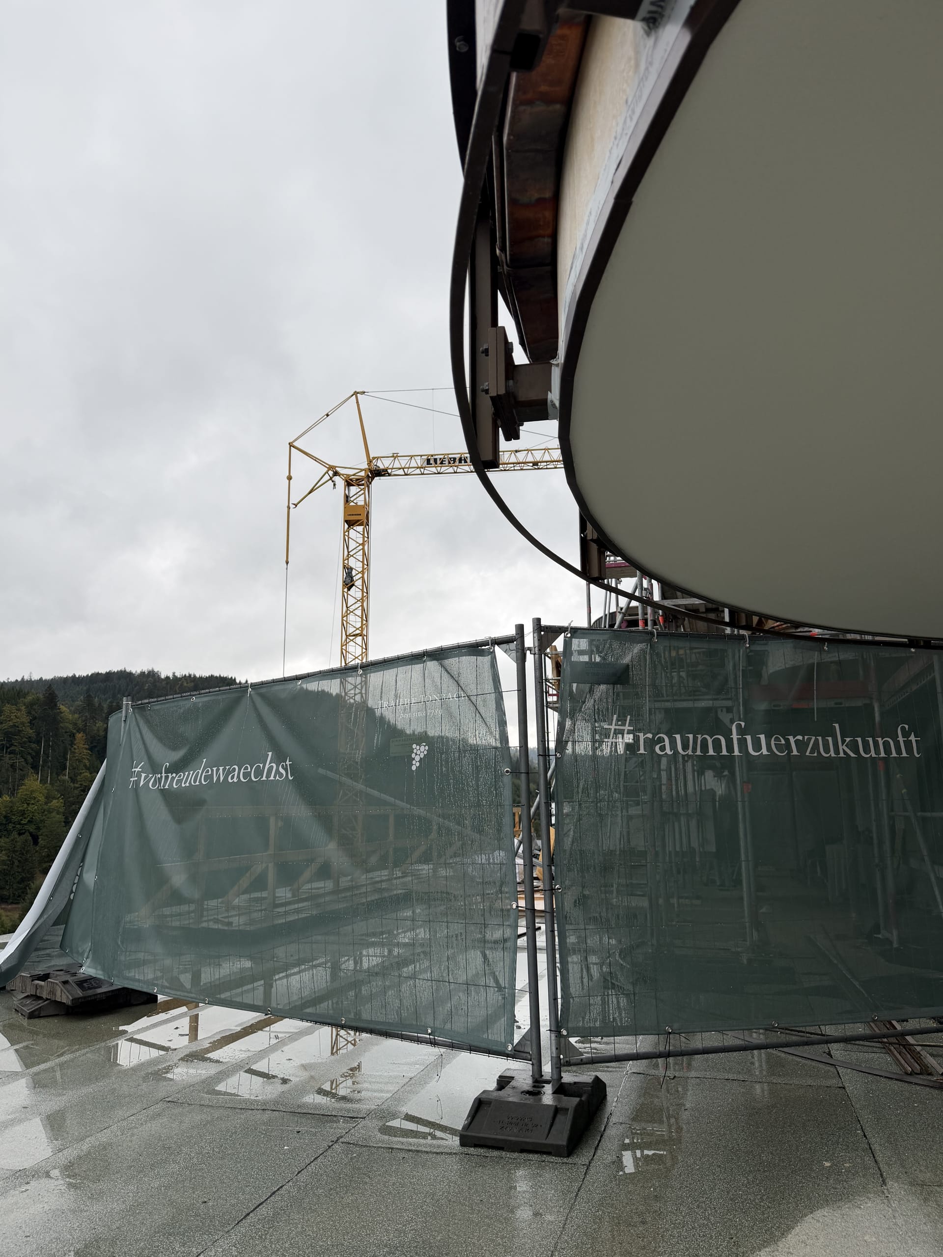 Bauzaun mit den Hashtags: „#vorfreudewaechst“ und „#raumfuerzukunft“ begleiten die Baustelle. Für Gäste wird der Wandel schrittweise sichtbar, während große Teile des Resorts geöffnet bleiben.