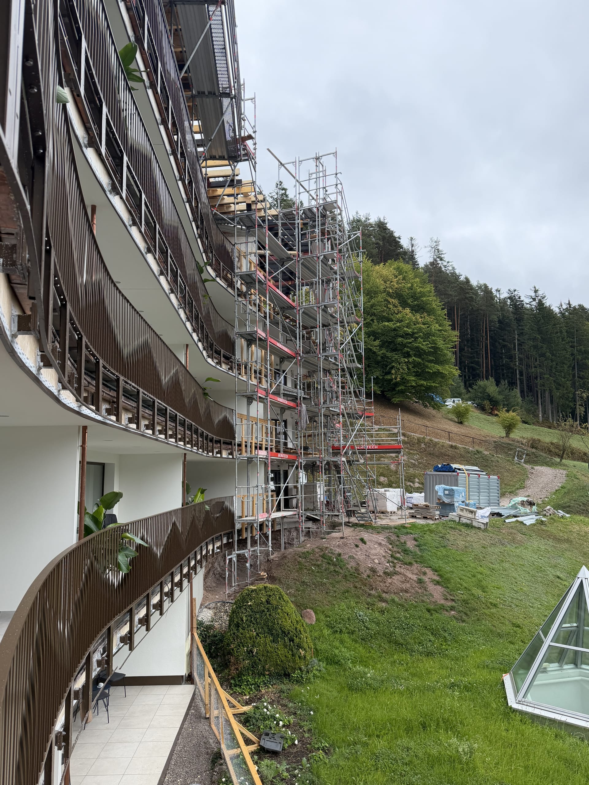 Erste Etappe kurz vor dem Abschluss: Im Rinkenkopf-Trakt sind 18 neue Zimmer und Suiten entstanden; auch die Terrasse und rund zwei Drittel des Hausgastrestaurants Silberberg sind fertig. Die übrigen Arbeiten dieses Abschnitts sollen bis Ende 2026 folgen.