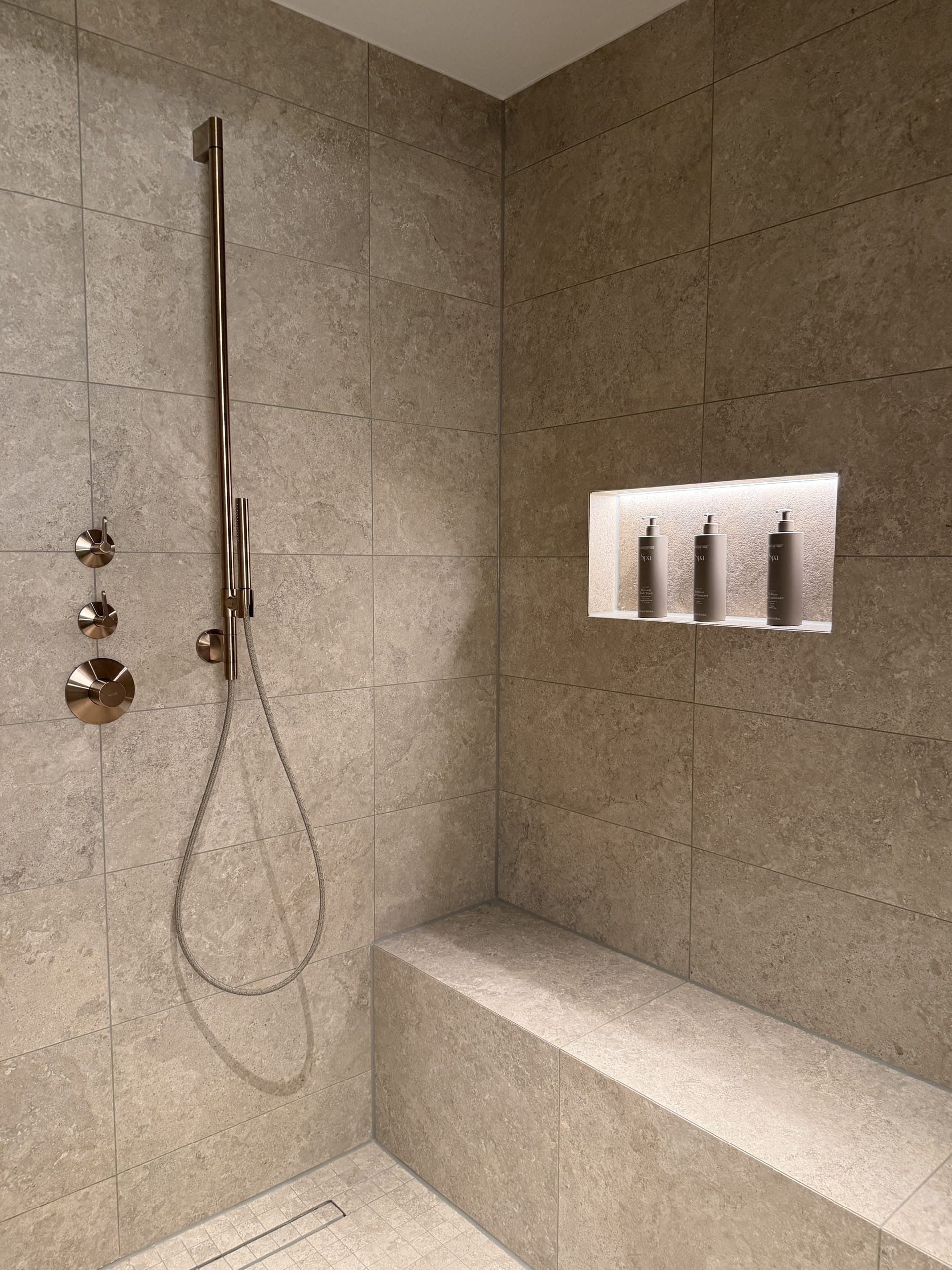 Die Sitzfläche ergänzt die großzügig geplante Dusche. Bei den neuen Bädern standen Komfort und praktische Nutzung gleichermaßen im Vordergrund.