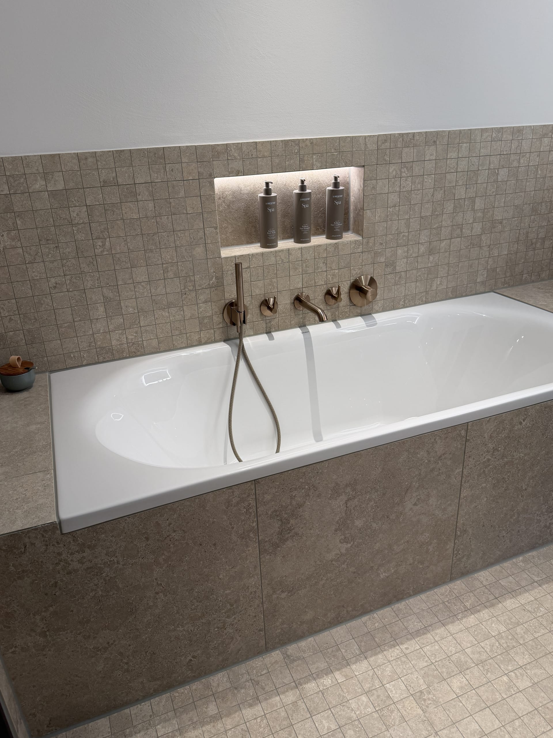 Die Bäder wurden im ersten Bauabschnitt neu konzipiert. Je nach Zimmerkategorie gehören Dusche und Badewanne zur Ausstattung.