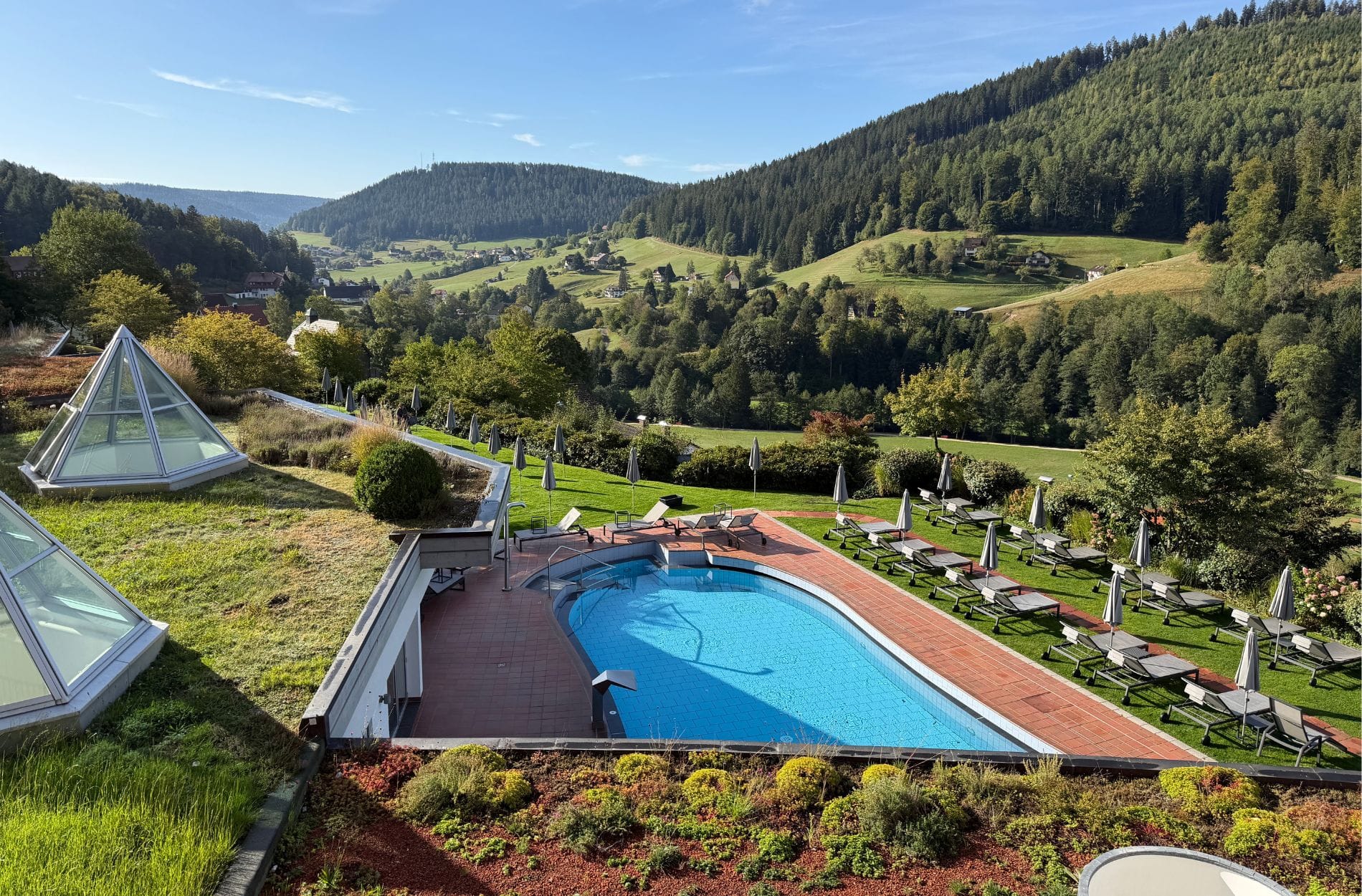 Pool und Panorama: Vom Hotelbalkon reicht der Blick über das Außenbecken bis ins Tonbachtal.