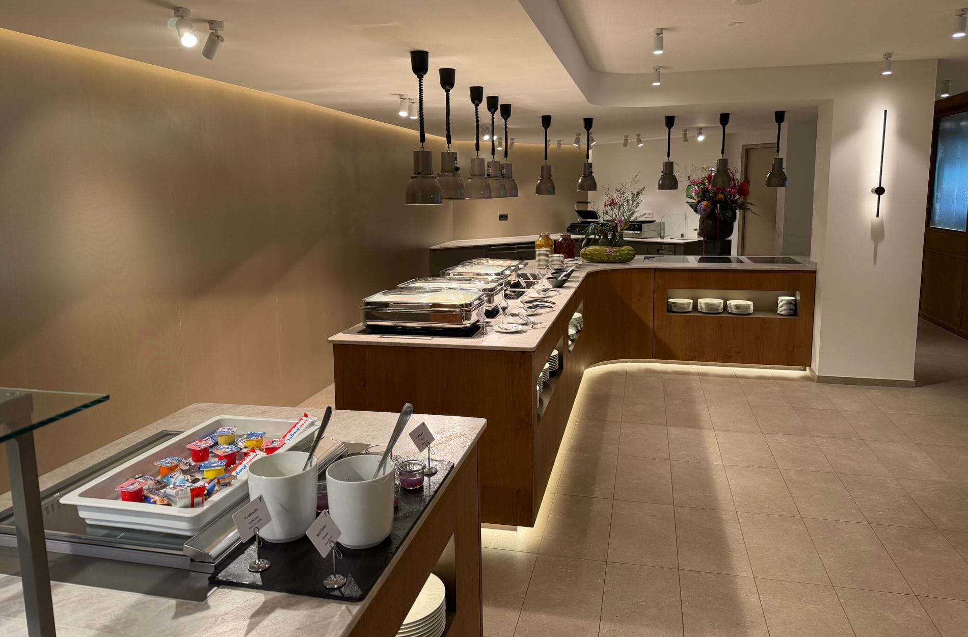 Neuer Buffetbereich im Silberberg: Anspruch bei der Neugestaltung war es, dass das Hausgastrestaurant vom Frühstück bis zum Abendessen für Gäste und Mitarbeitende funktionieren muss.