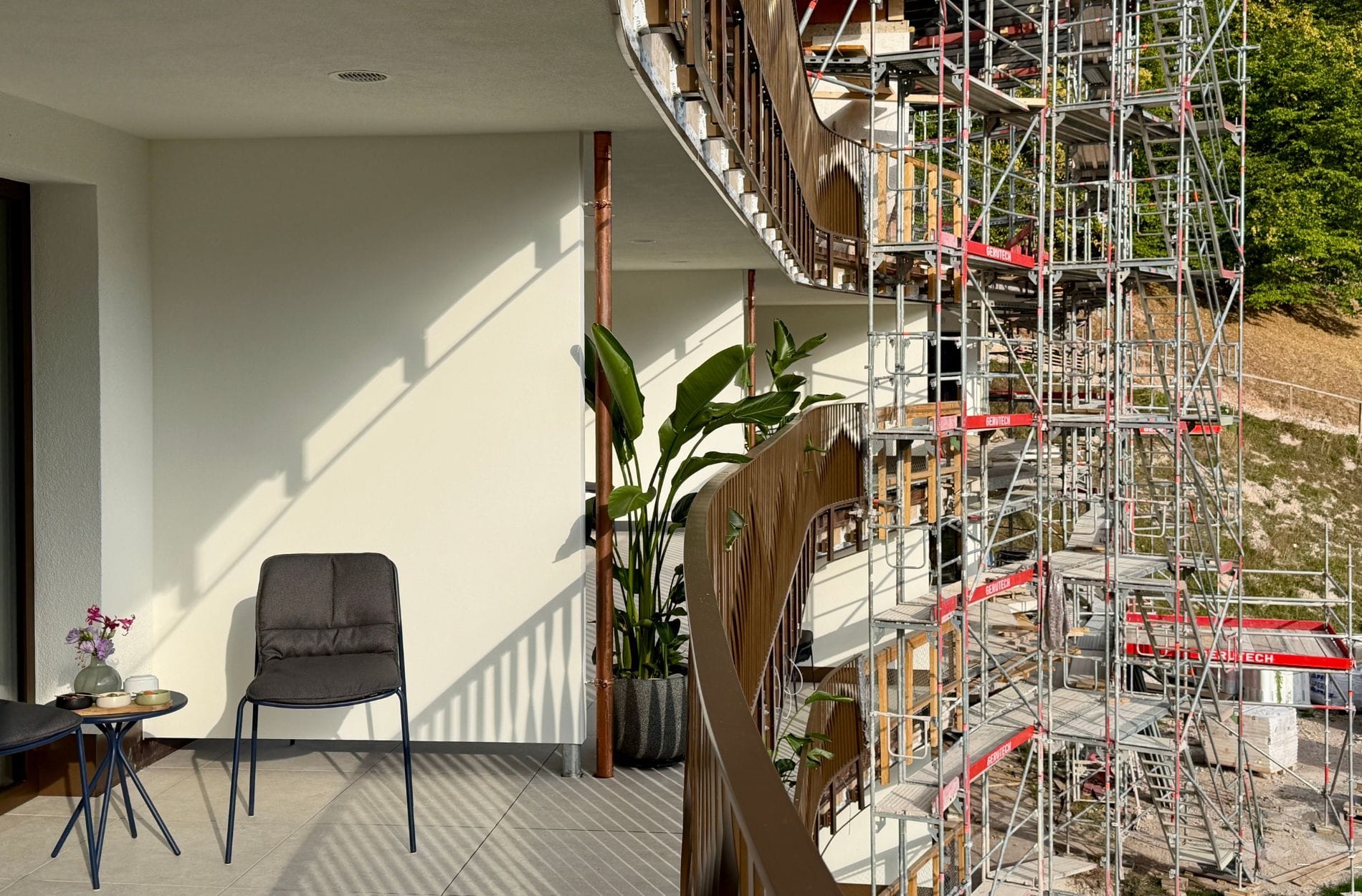 Fassade im Wandel: Das neue, geschwungene Balkongeländer ist bereits zu sehen. Gleich daneben zeigt das Gerüst, wo die Modernisierung noch weitergeht.