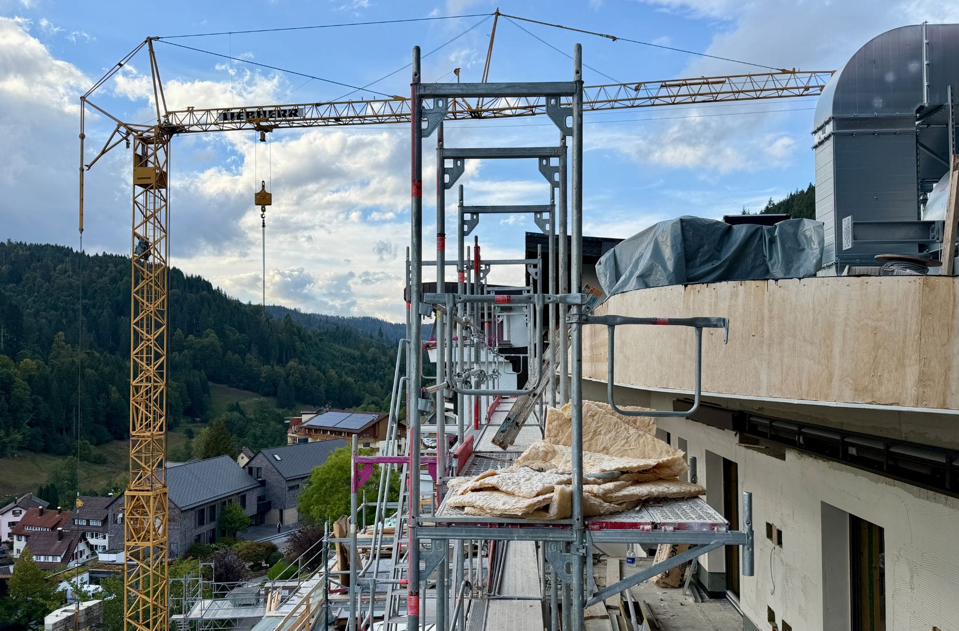 Umbau im laufenden Betrieb: Die Baustelle im Haupthaus ist vom Gästebereich getrennt. So kann die Traube Tonbach während der mehrjährigen Modernisierung geöffnet bleiben.