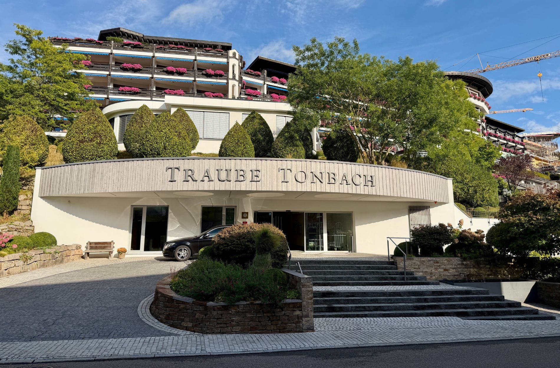 Hinter dem Eingang der Traube Tonbach läuft der Betrieb während der Modernisierung weitgehend weiter. Die Arbeiten sind deshalb in Etappen aufgeteilt.