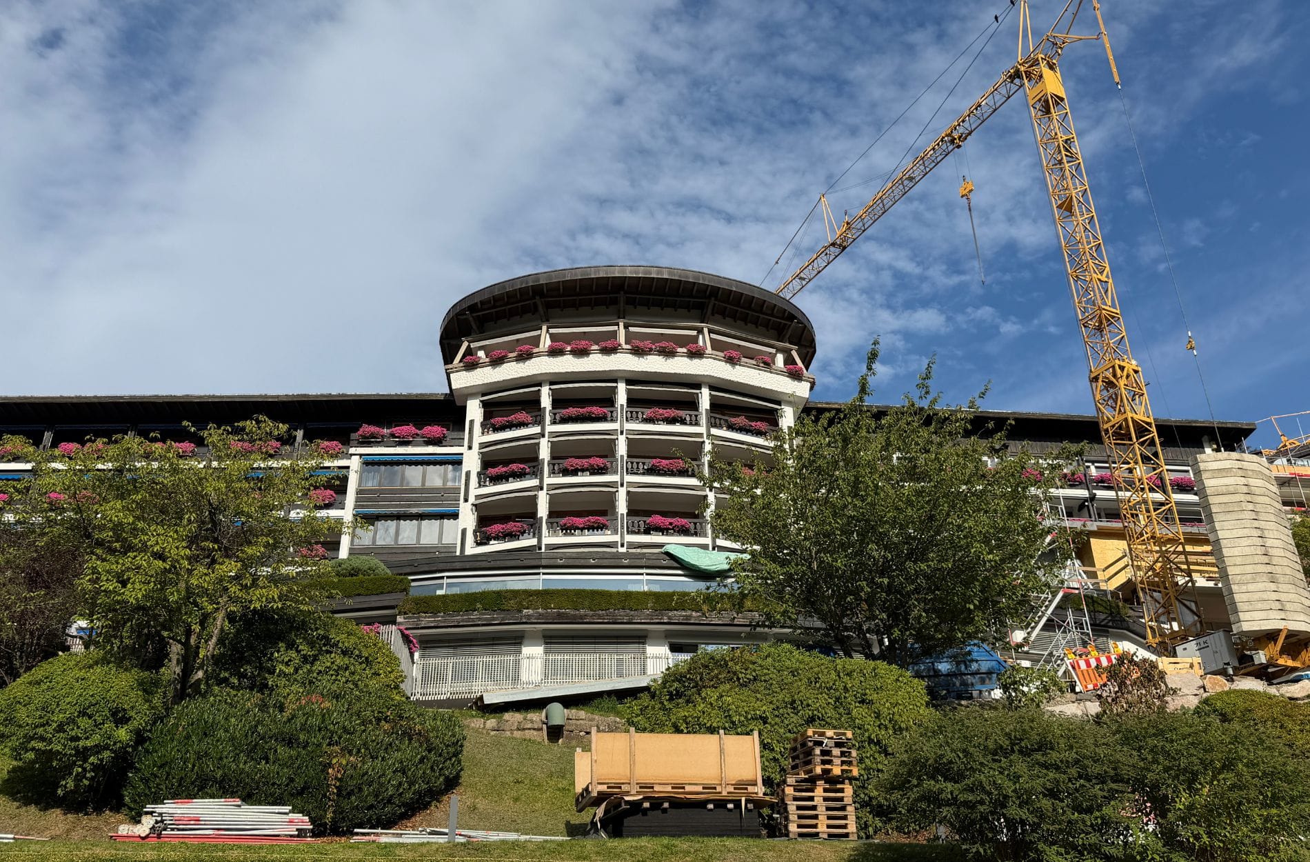 Millionen-Umbau in der Traube Tonbach: Rund 110 Zimmer und Suiten, die Fassade und zentrale Bereiche des Haupthauses stehen in Baiersbronn auf dem Modernisierungsplan.