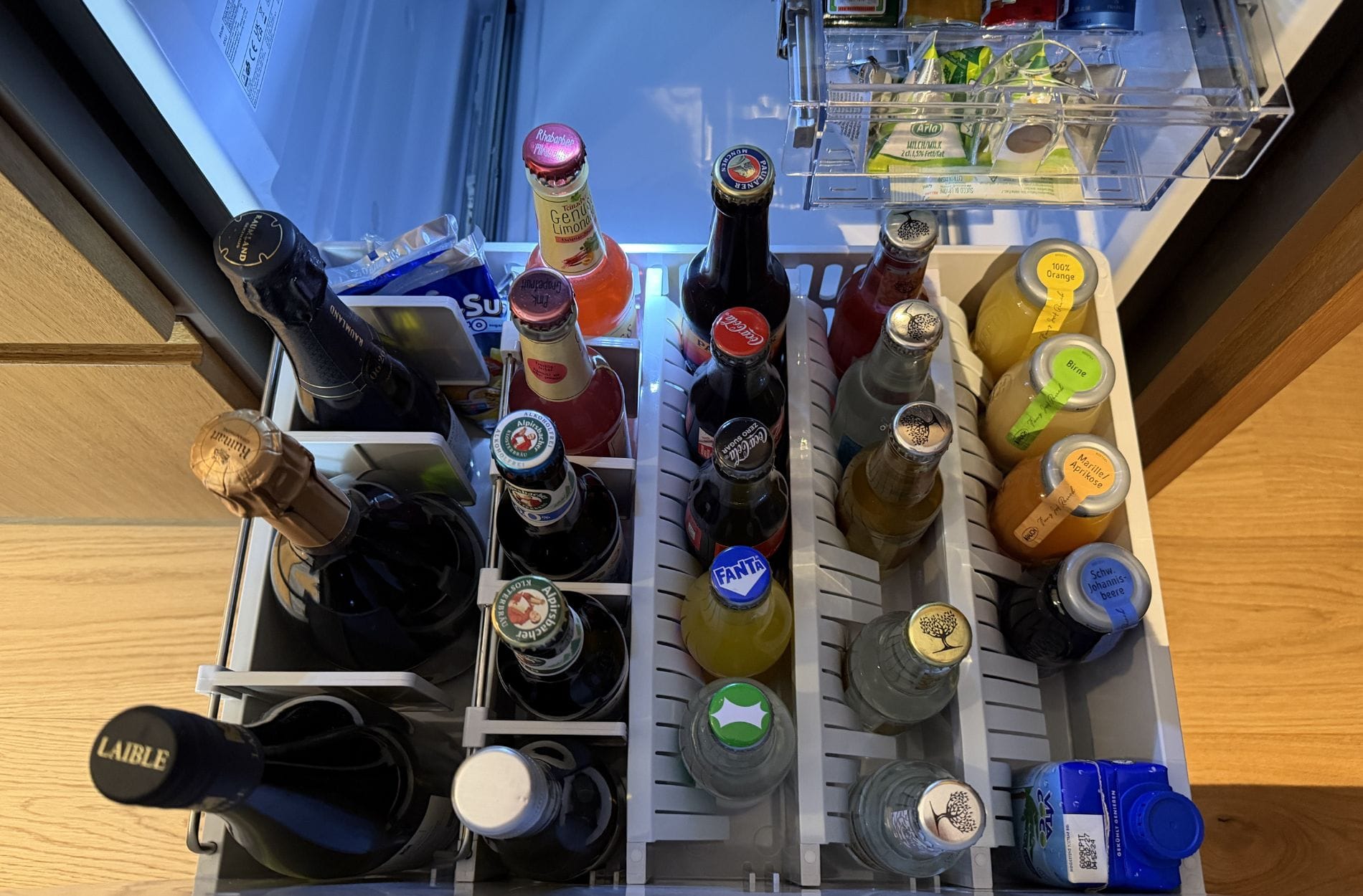 Minibar mit Stauraum: Ein eingebauter Minibar-Kühlschrank lässt sich flexibel nutzen ...
