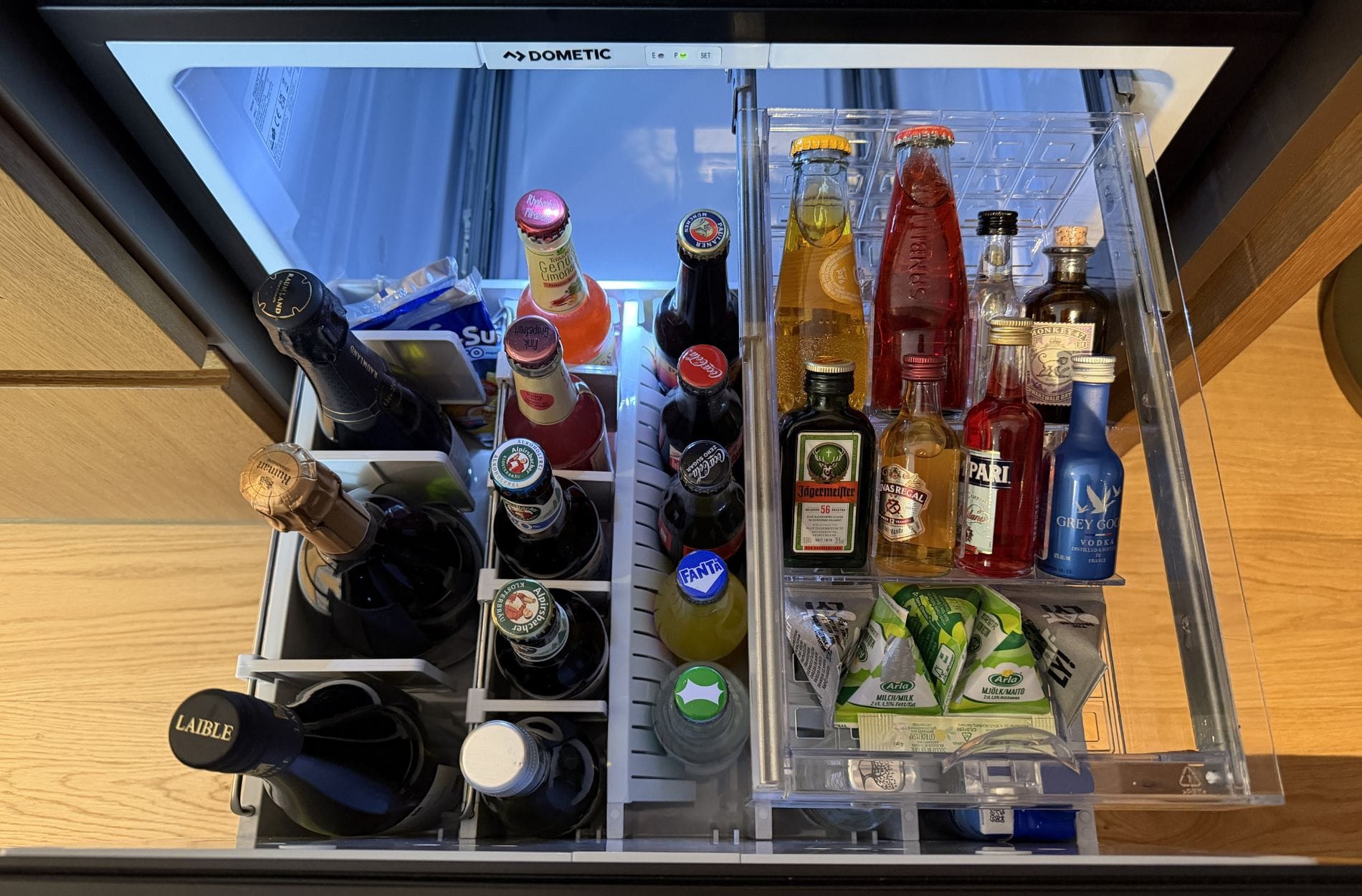 ... in der zusätzlichen Schublade finden kleine Flaschen und Snacks Platz.