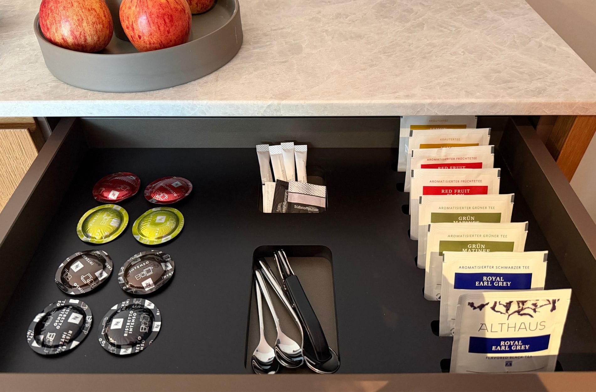 Schublade mit Kaffee- und Teeangebot: Kaffee-Pads und kuvertierte Teebeutel sind in der Küchenzeile griffbereit verstaut.