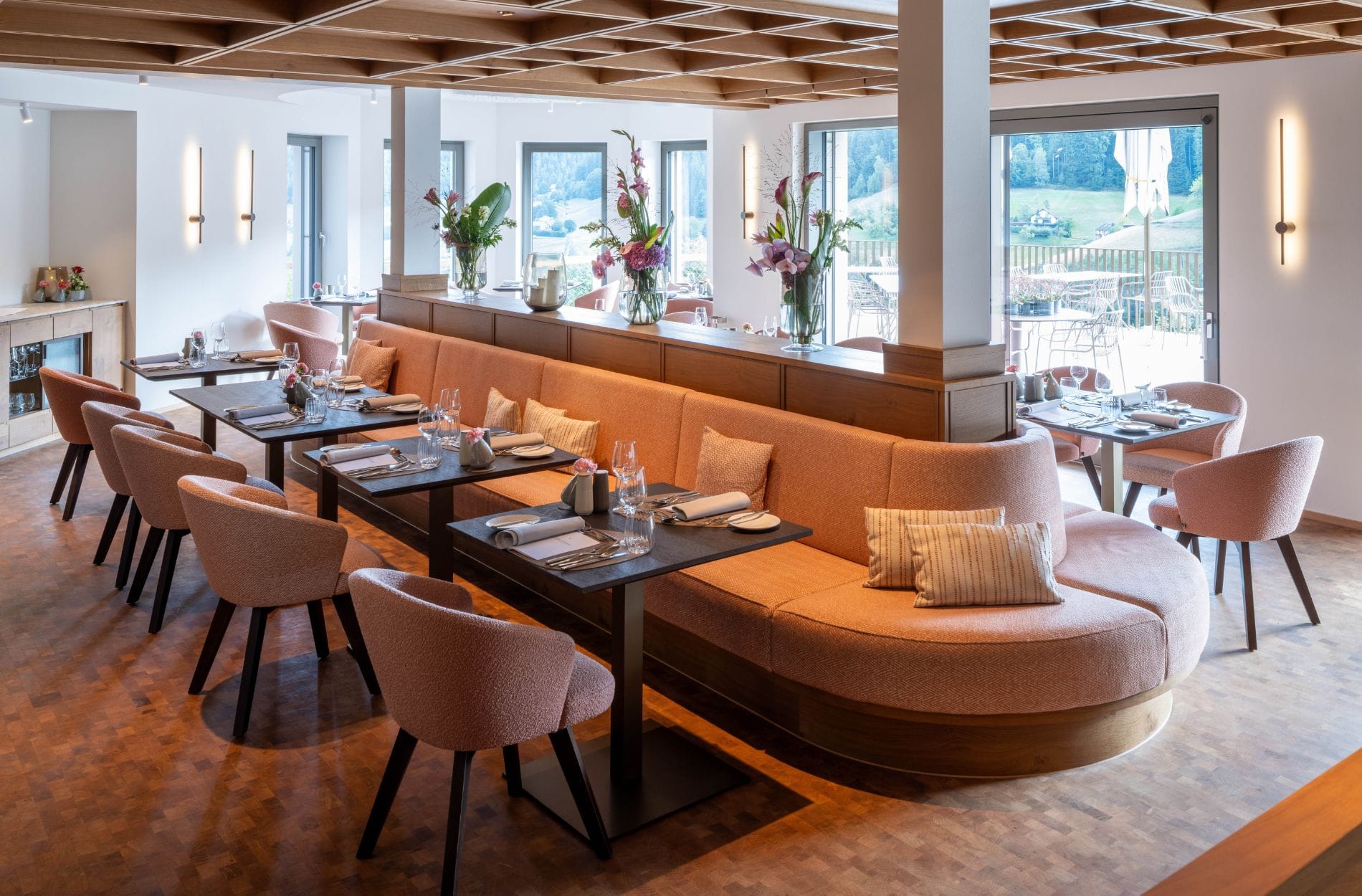 Neugestaltet, vertraut geblieben: Im Hausgastrestaurant „Silberberg“ harmonieren pastellfarbene Sitzpolster mit der traditionellen Holzkassettendecke.