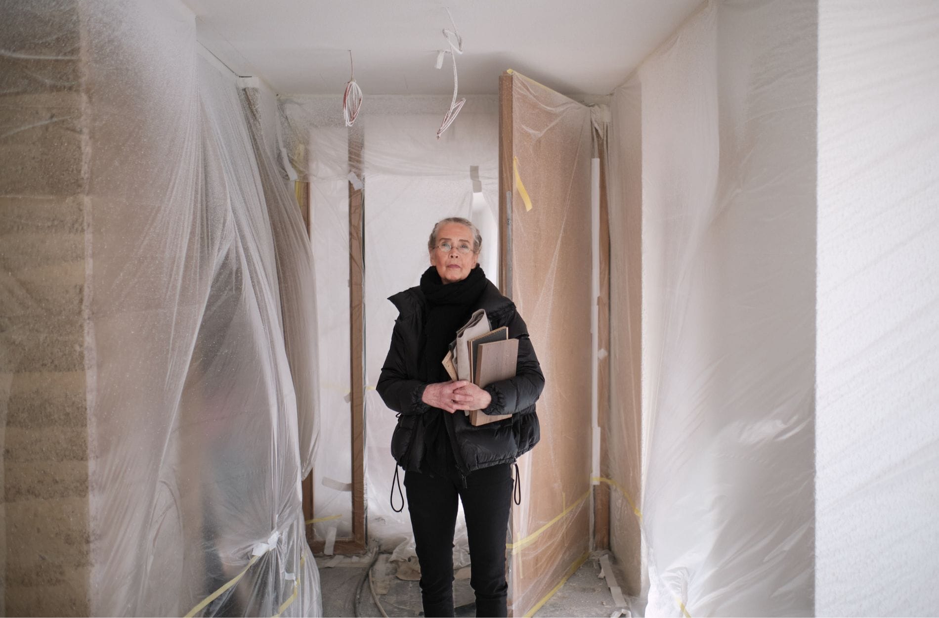 Seniorchefin Renate Finkbeiner auf der Baustelle: Bei der Modernisierung achtet sie besonders auf langlebige Materialien und darauf, dass die neuen Räume im Hotelalltag funktionieren.