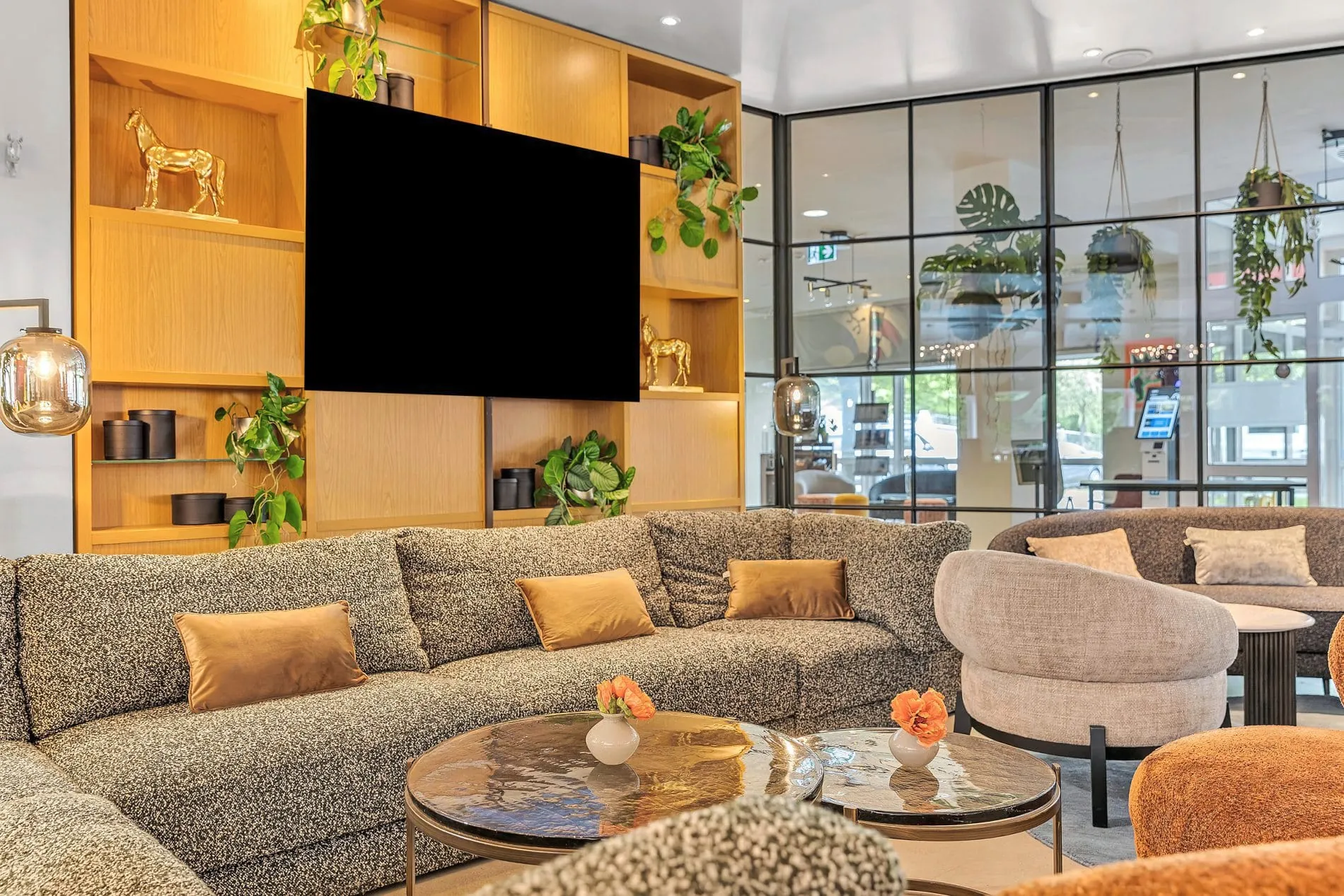 Hochwertige Textilien und warme Farbtöne prägen das Interior Design der Lounge.