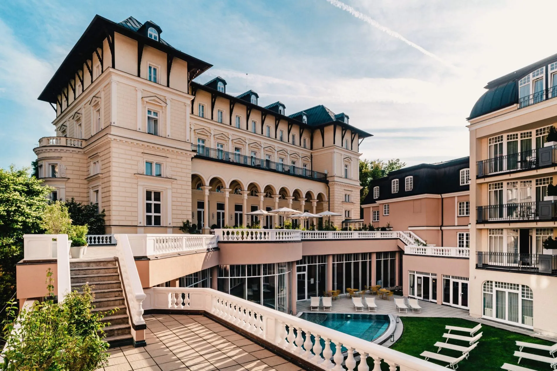 Das Falkensteiner Spa Resort Marienbad verfügt über vier Themenpools und eine eigene Quelle für Balneotherapie und Trinkkuren.