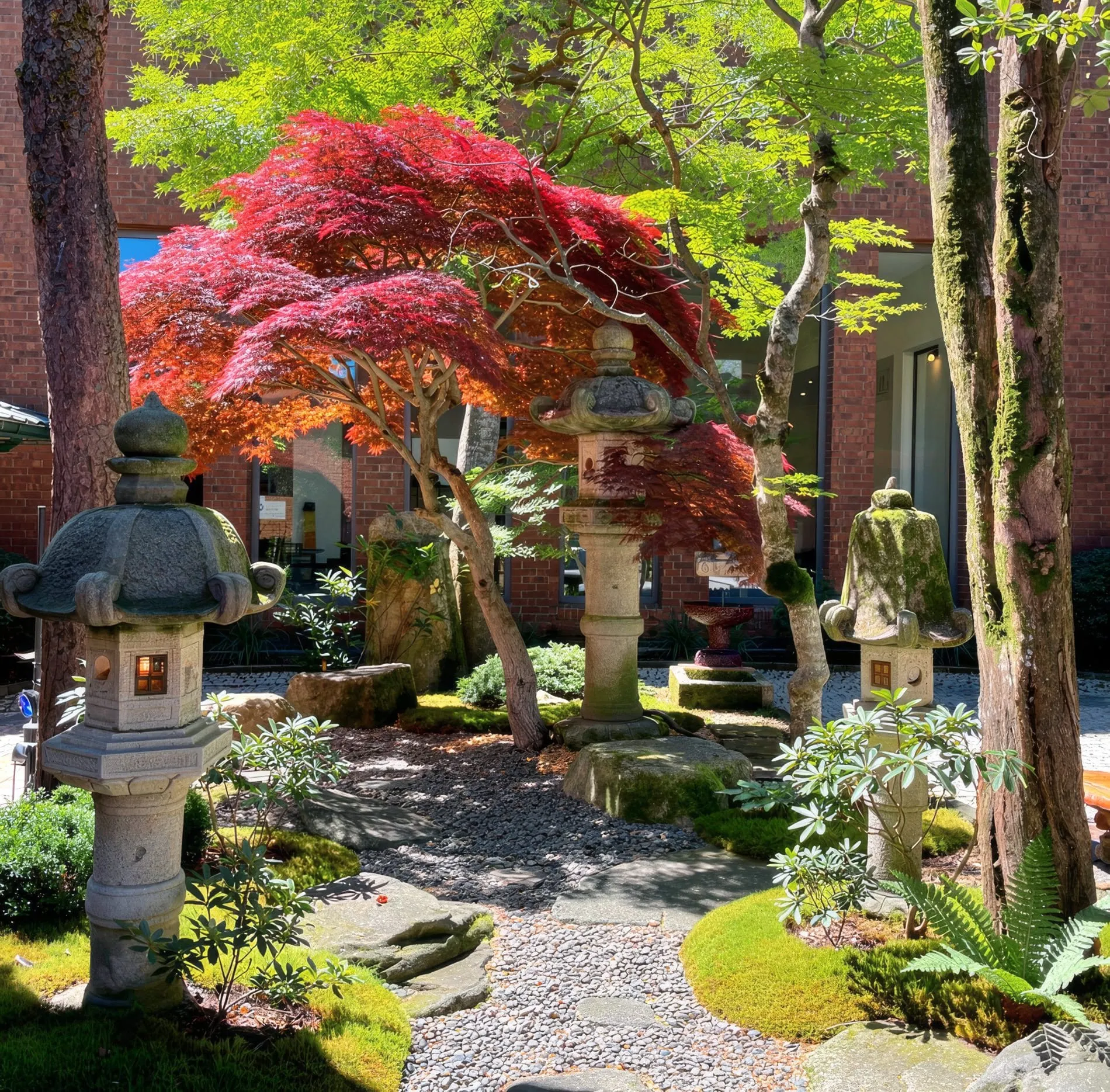 Als grüner Ruhepol inmitten der Stadt lädt der traditionelle japanische Garten zum Entspannen ein.